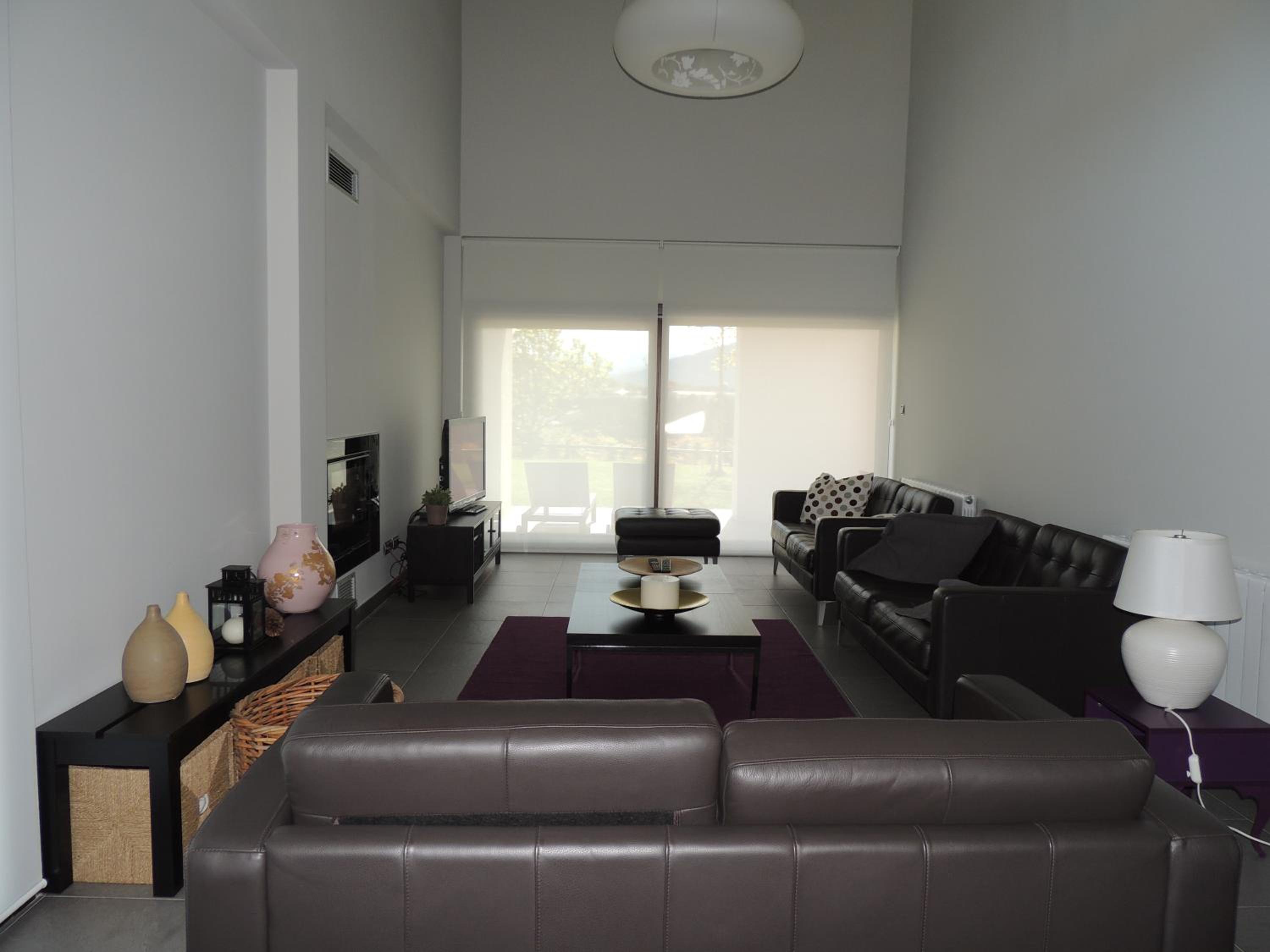 Eight-Bedroom House photo 3