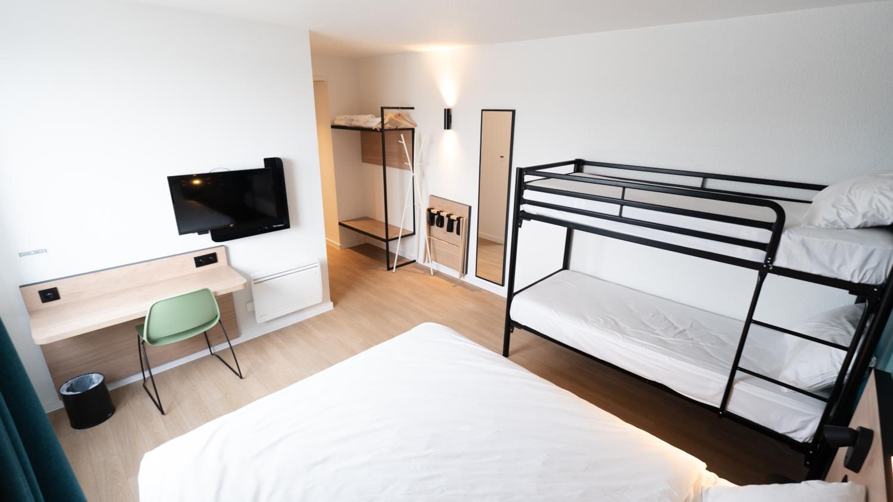 Quadruple Room - Photo 12
