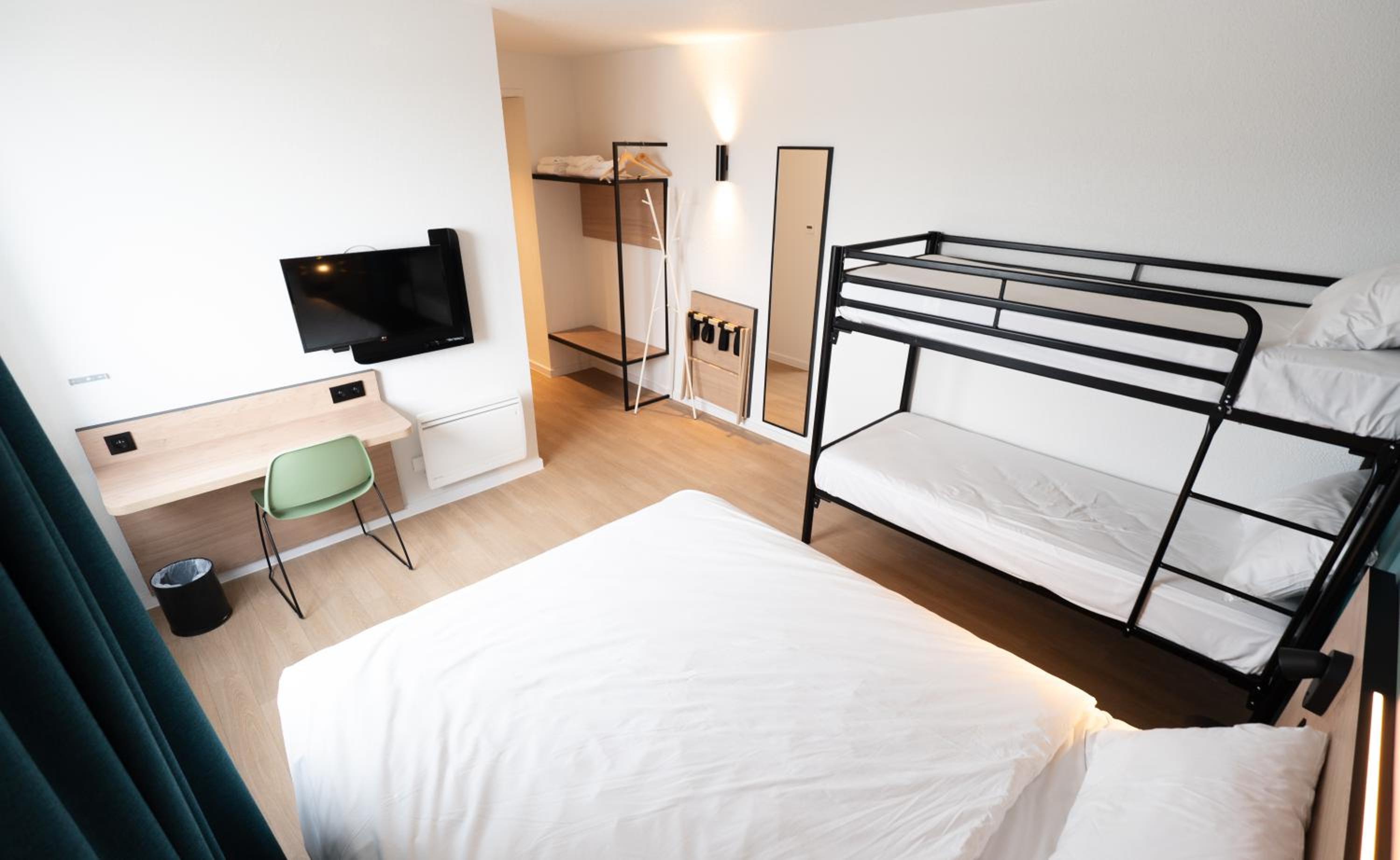 Quadruple Room - Photo 13