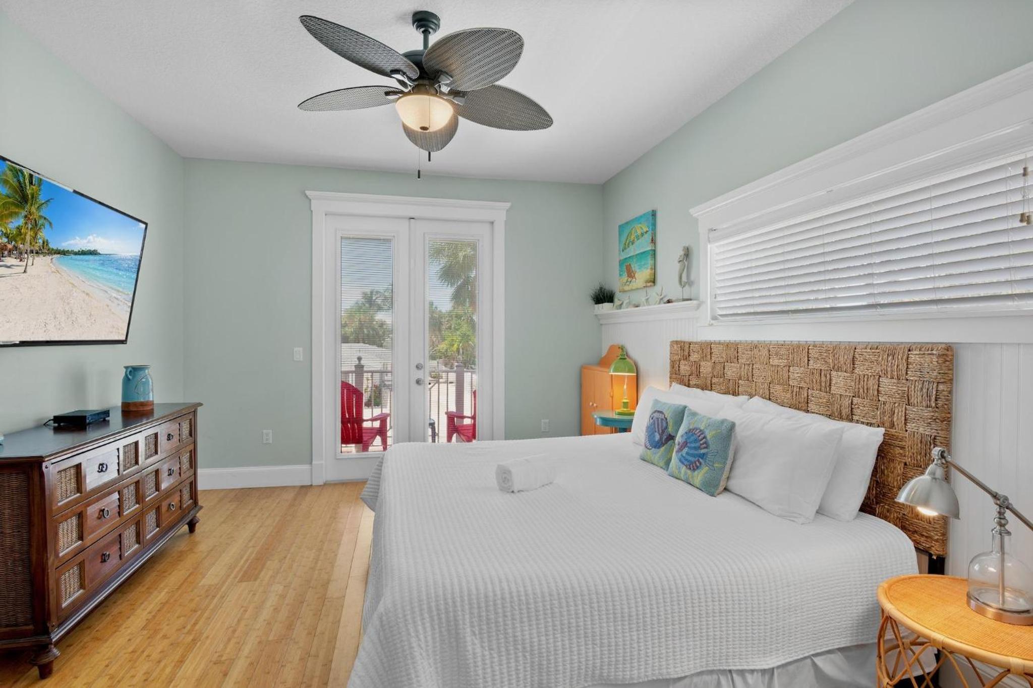 Six-Bedroom House photo 3