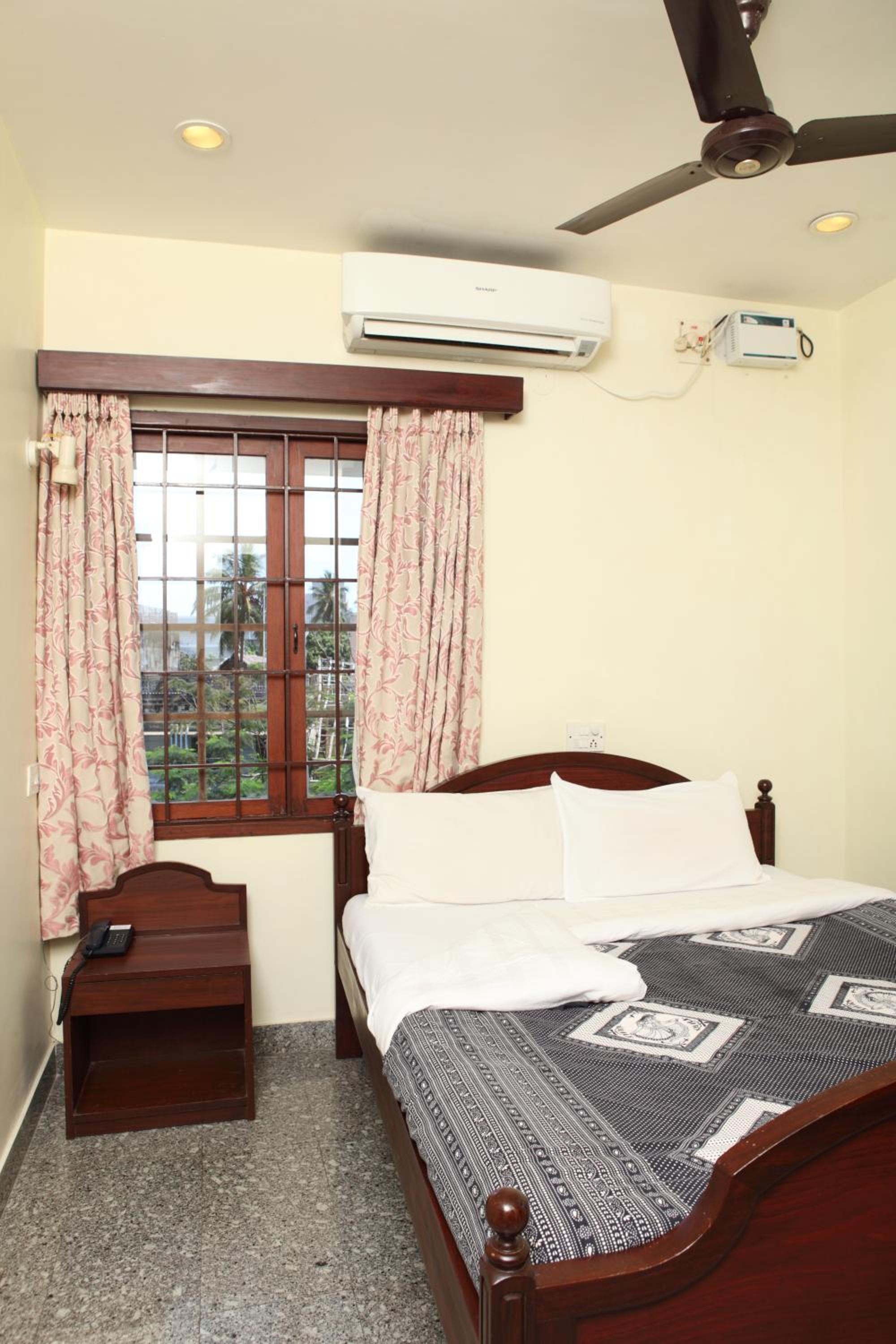 Executive Suite - Photo 6