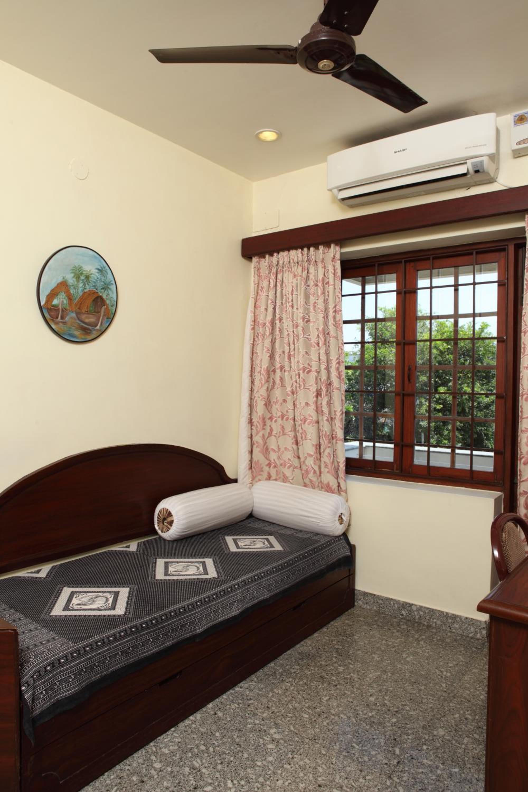 Executive Suite - Photo 4