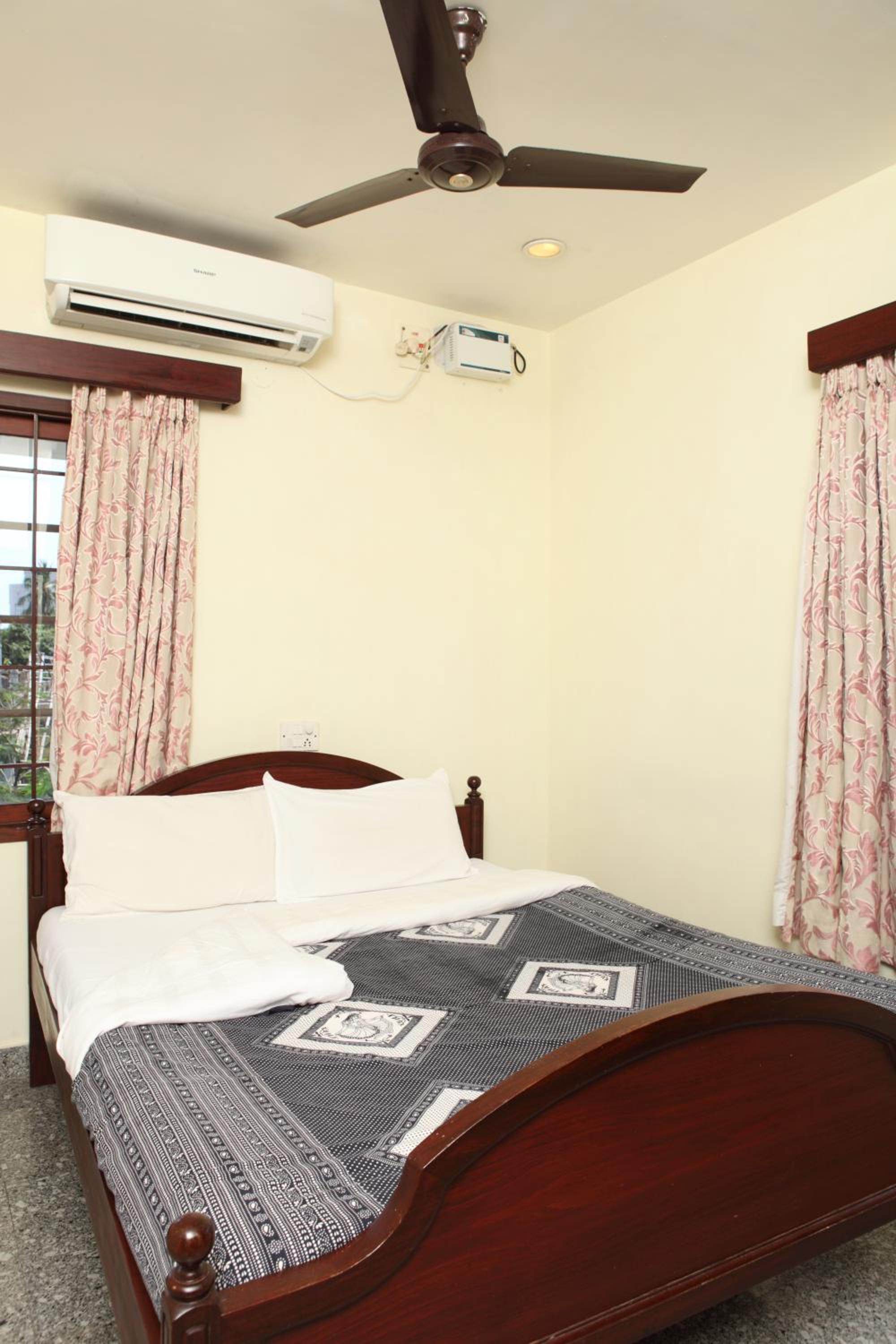 Executive Suite - Photo 3