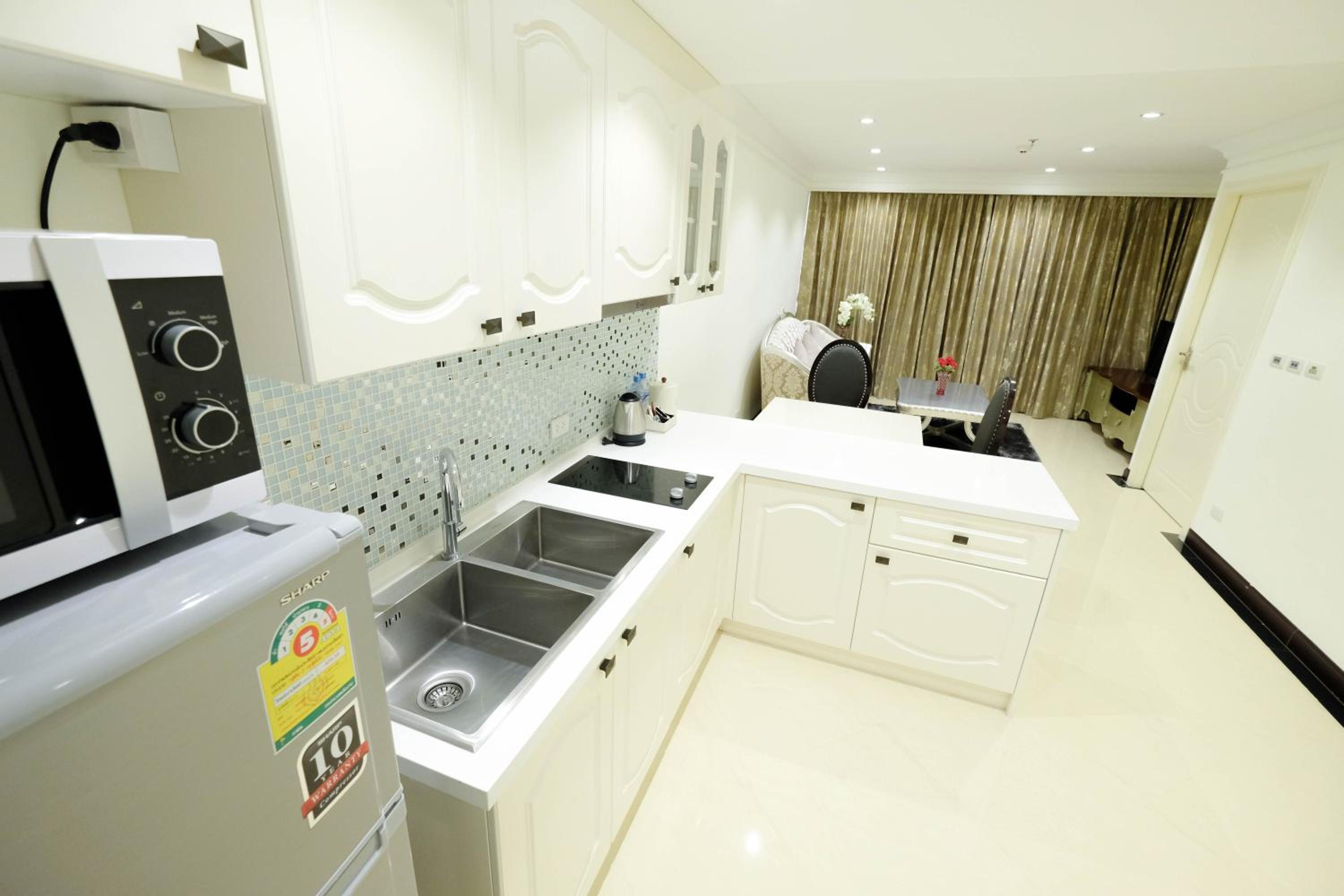 One-Bedroom Suite with City View photo 2
