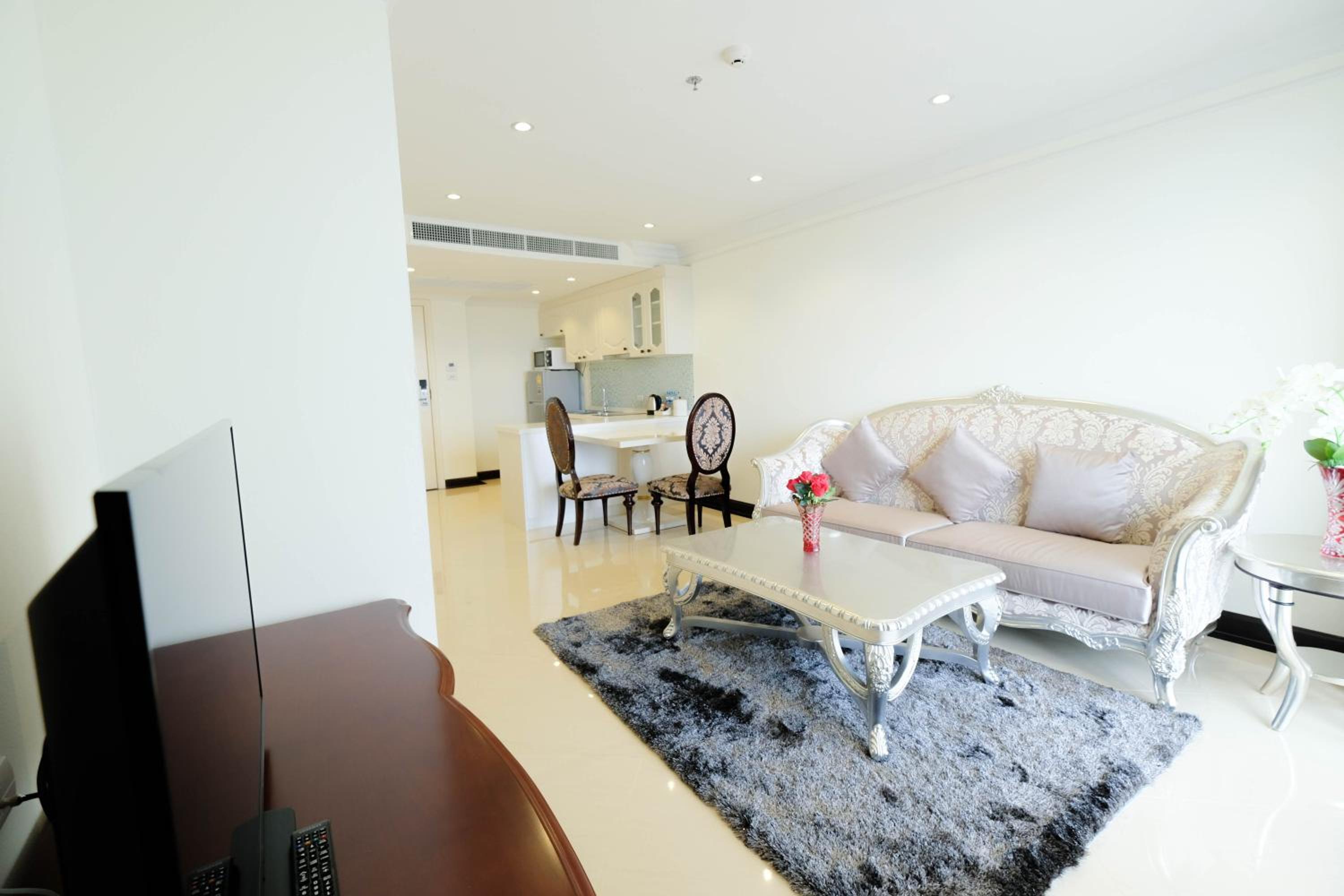 One-Bedroom Suite with City View photo 3