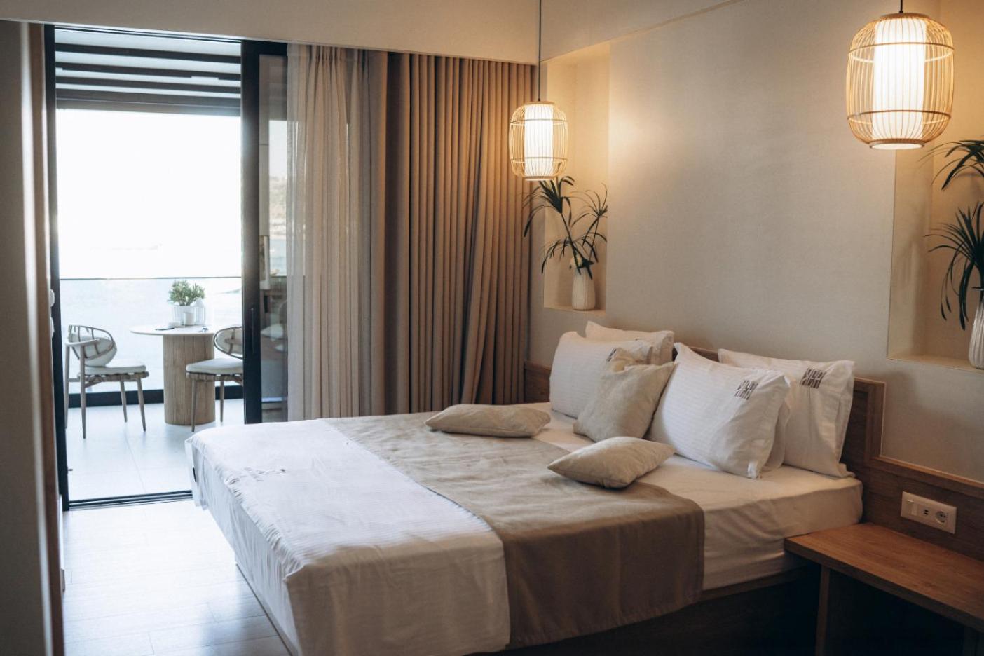 Deluxe Double Room with Balcony and Sea View photo 2