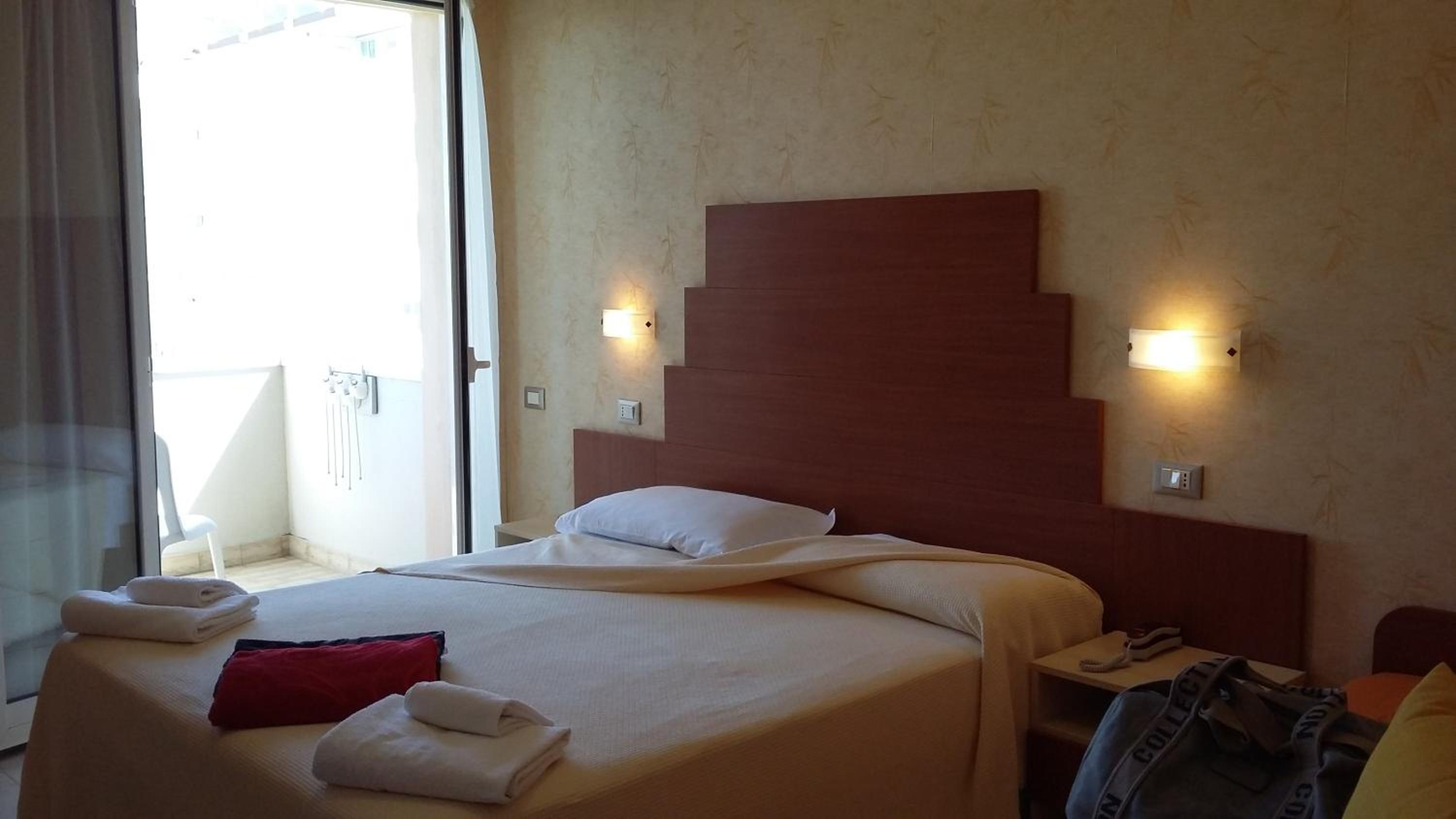 Double or Twin Room with Balcony - Photo 5