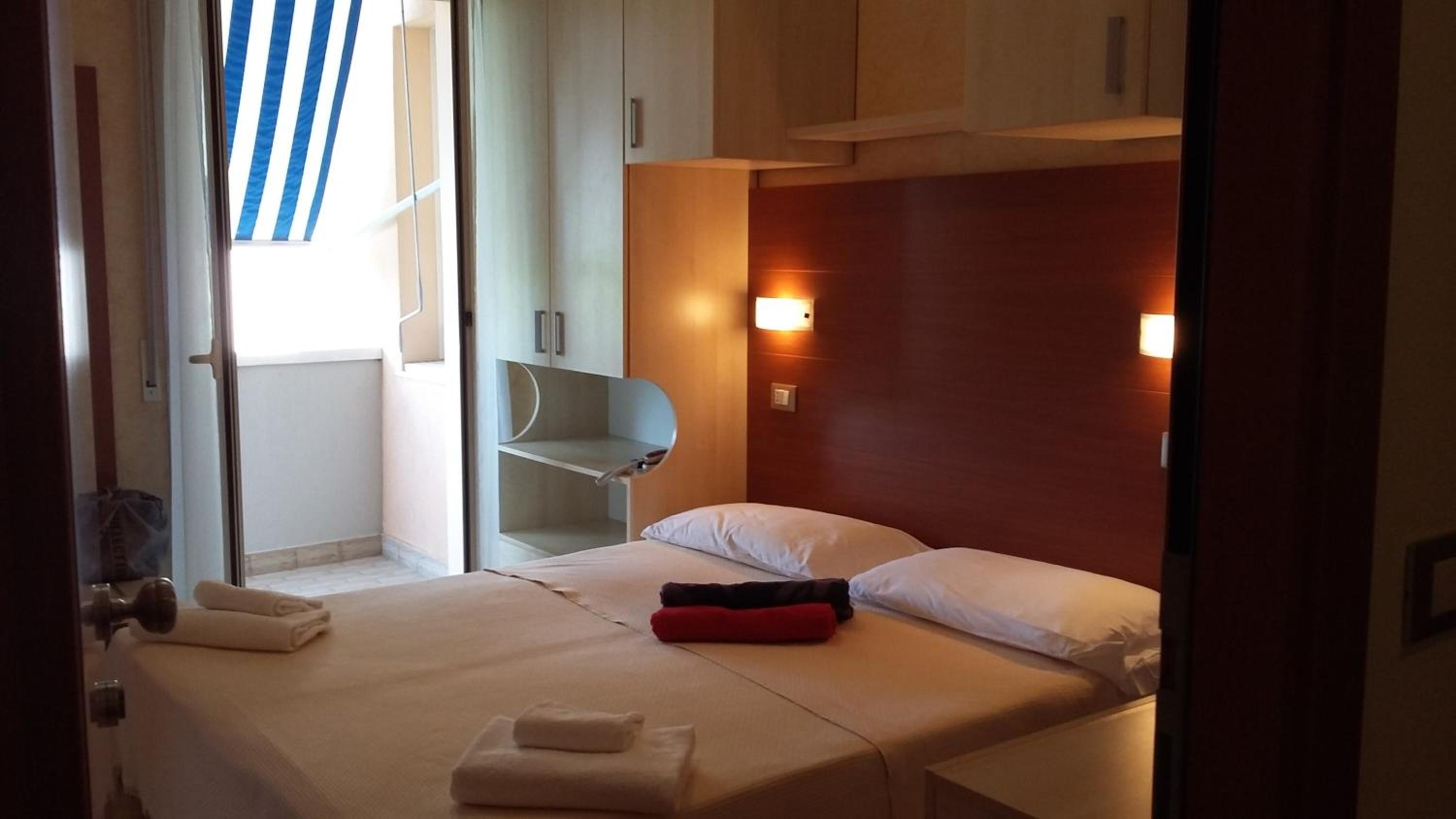 Double or Twin Room with Balcony - Photo 9