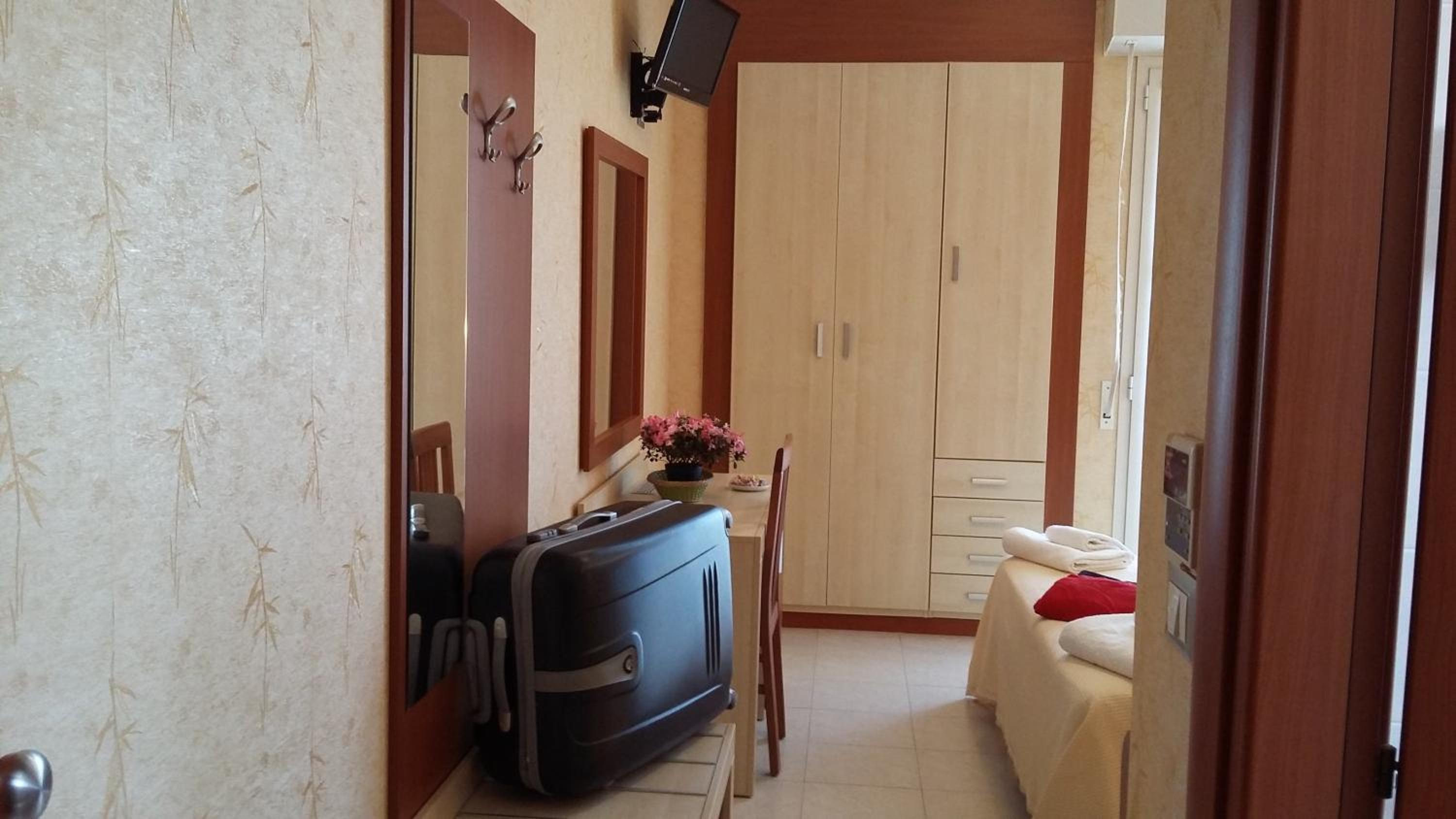 Double or Twin Room with Balcony - Photo 8
