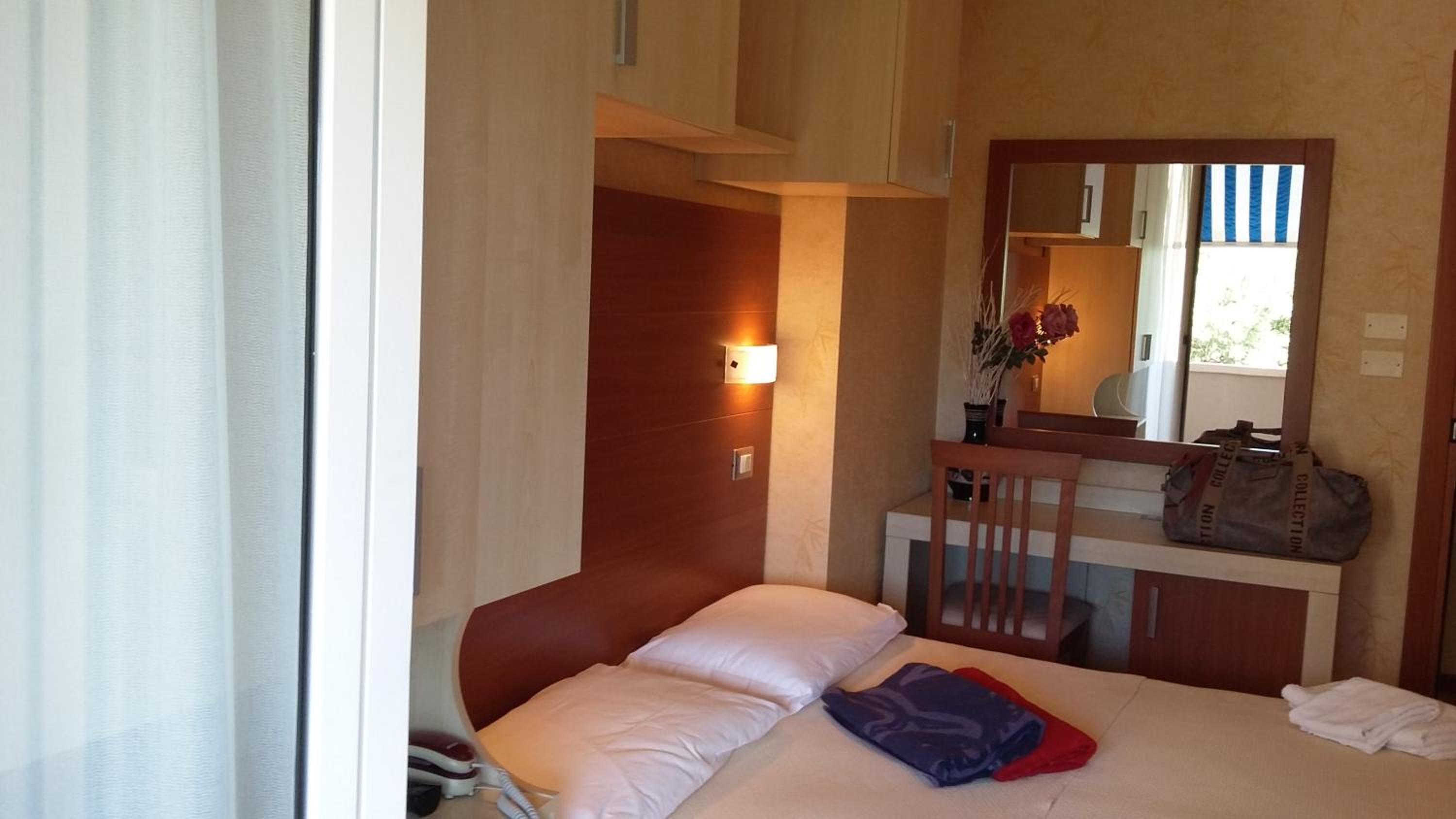 Double or Twin Room with Balcony - Photo 10