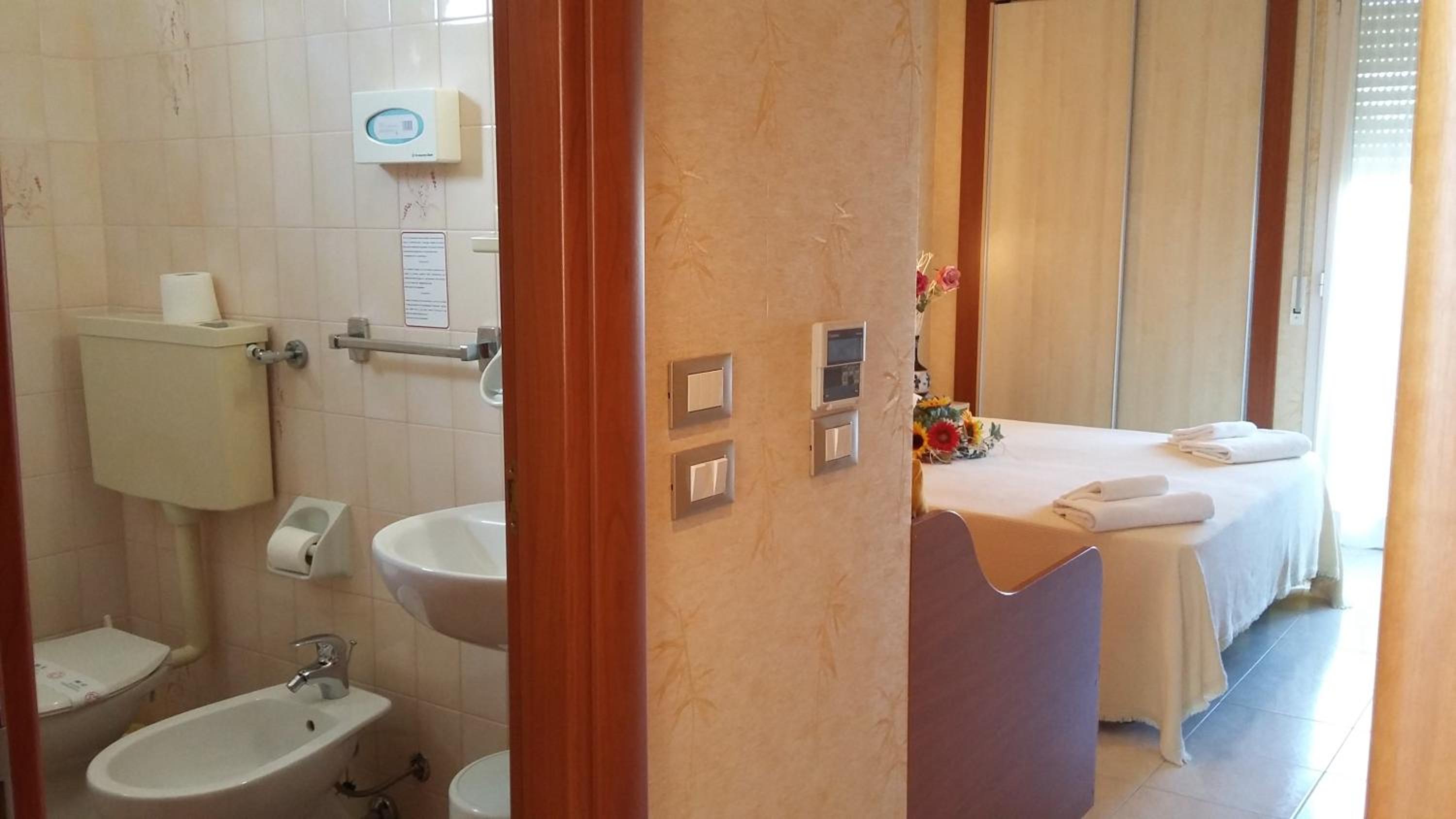Double or Twin Room with Balcony - Photo 3