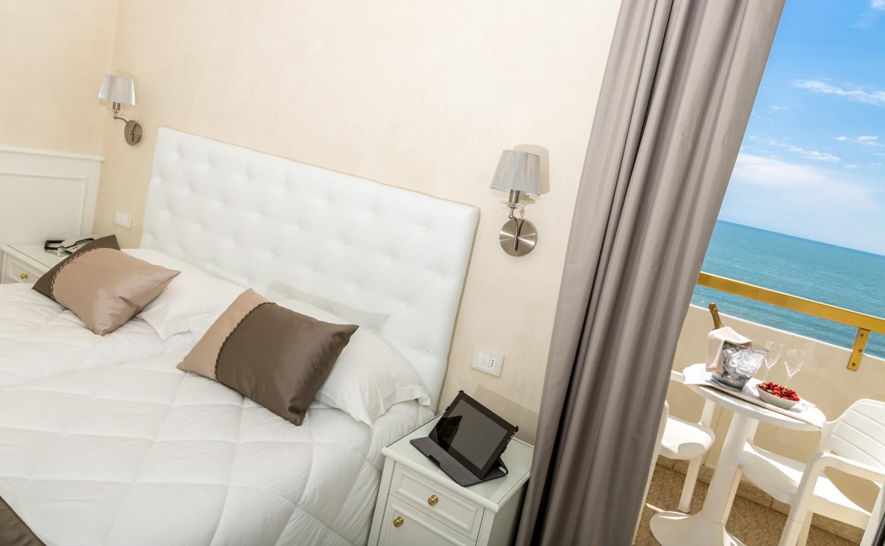 Deluxe Double or Twin Room with Balcony and Lateral Sea view  photo 2