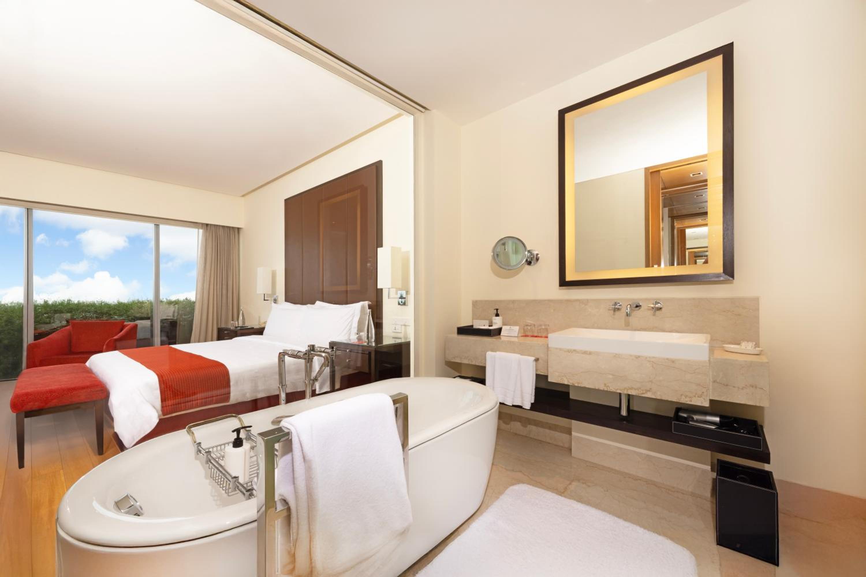 Premier Room king bed - Photo 6