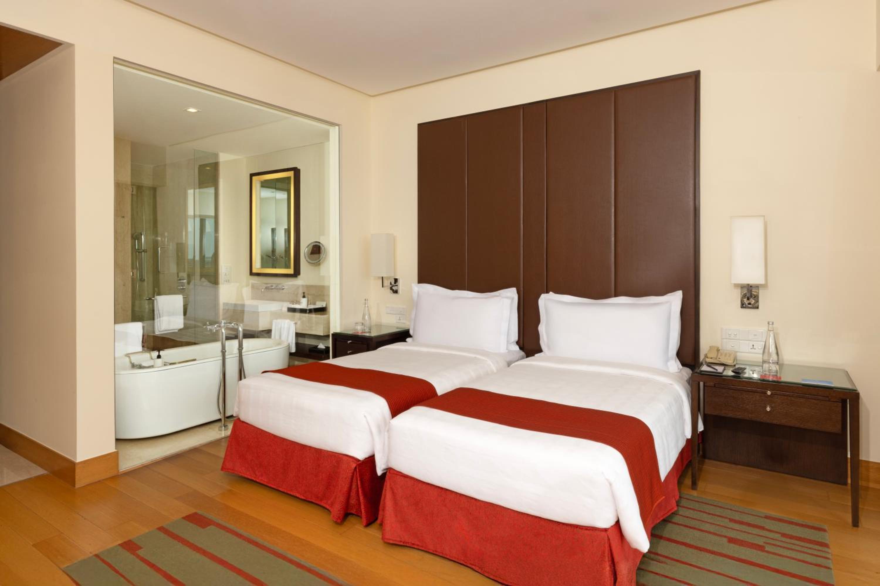Premier Room Twin Bed - Photo 6