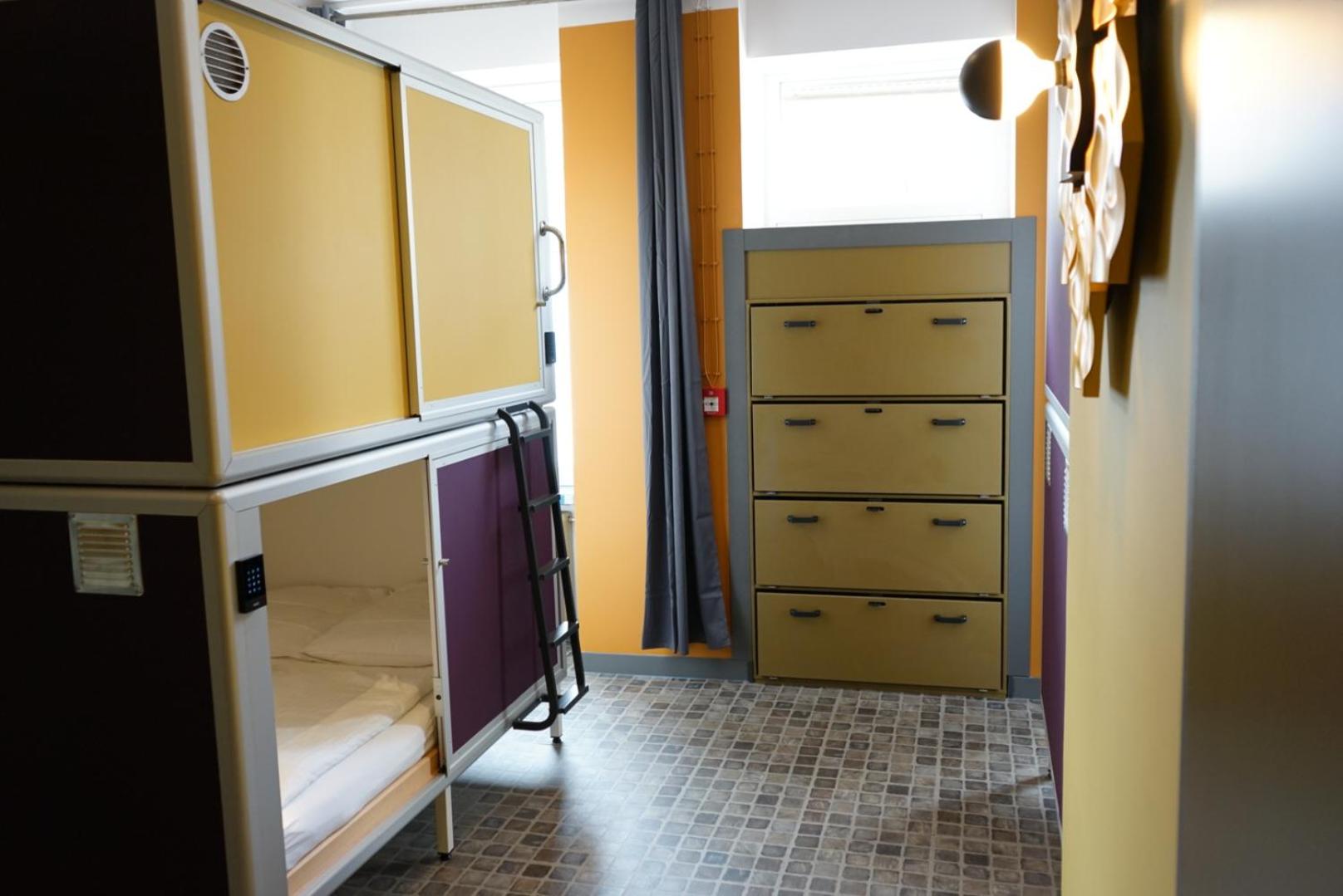 Capsule King Size (for 1-2 people) in a mixed Dorm photo 2