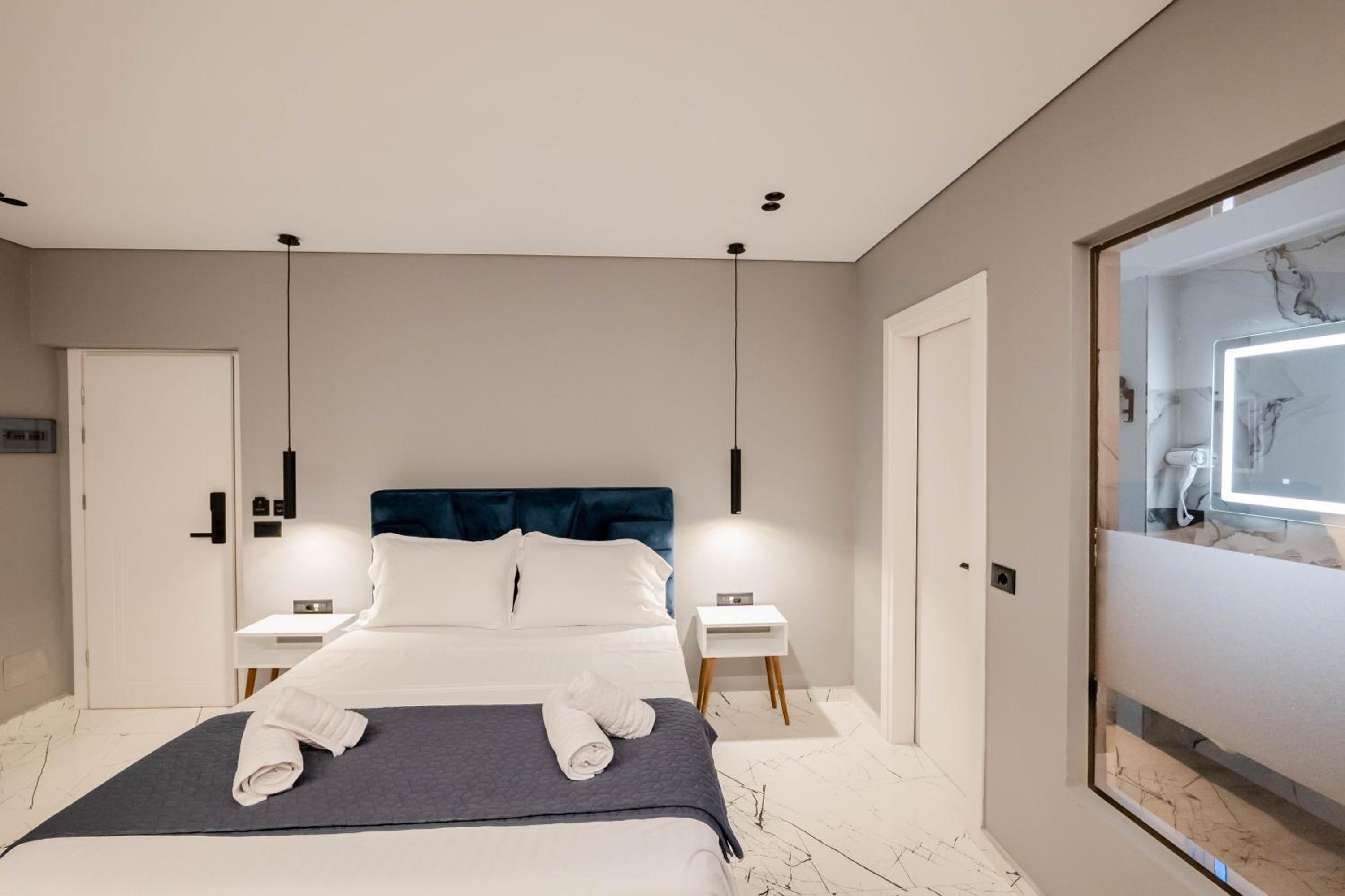 Deluxe Double Room with Balcony photo 3
