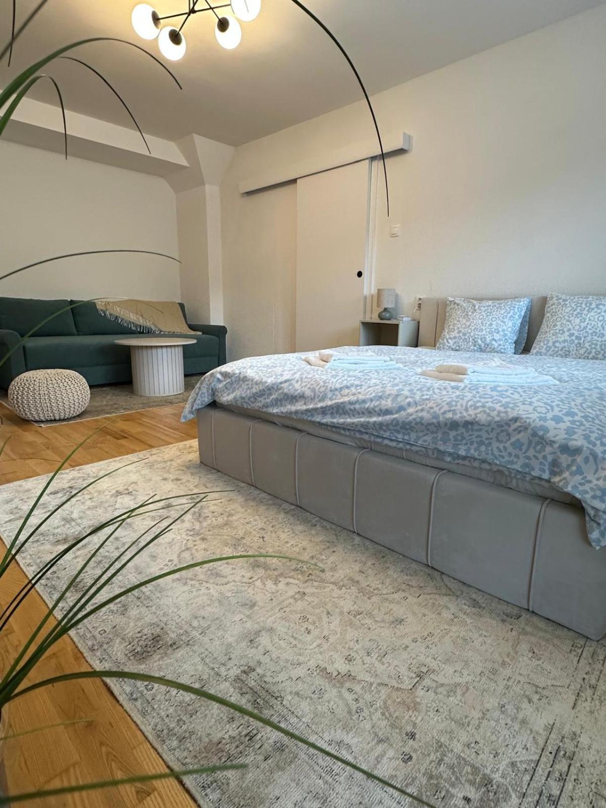 One-Bedroom Apartment with Balcony and Mountain View photo 3