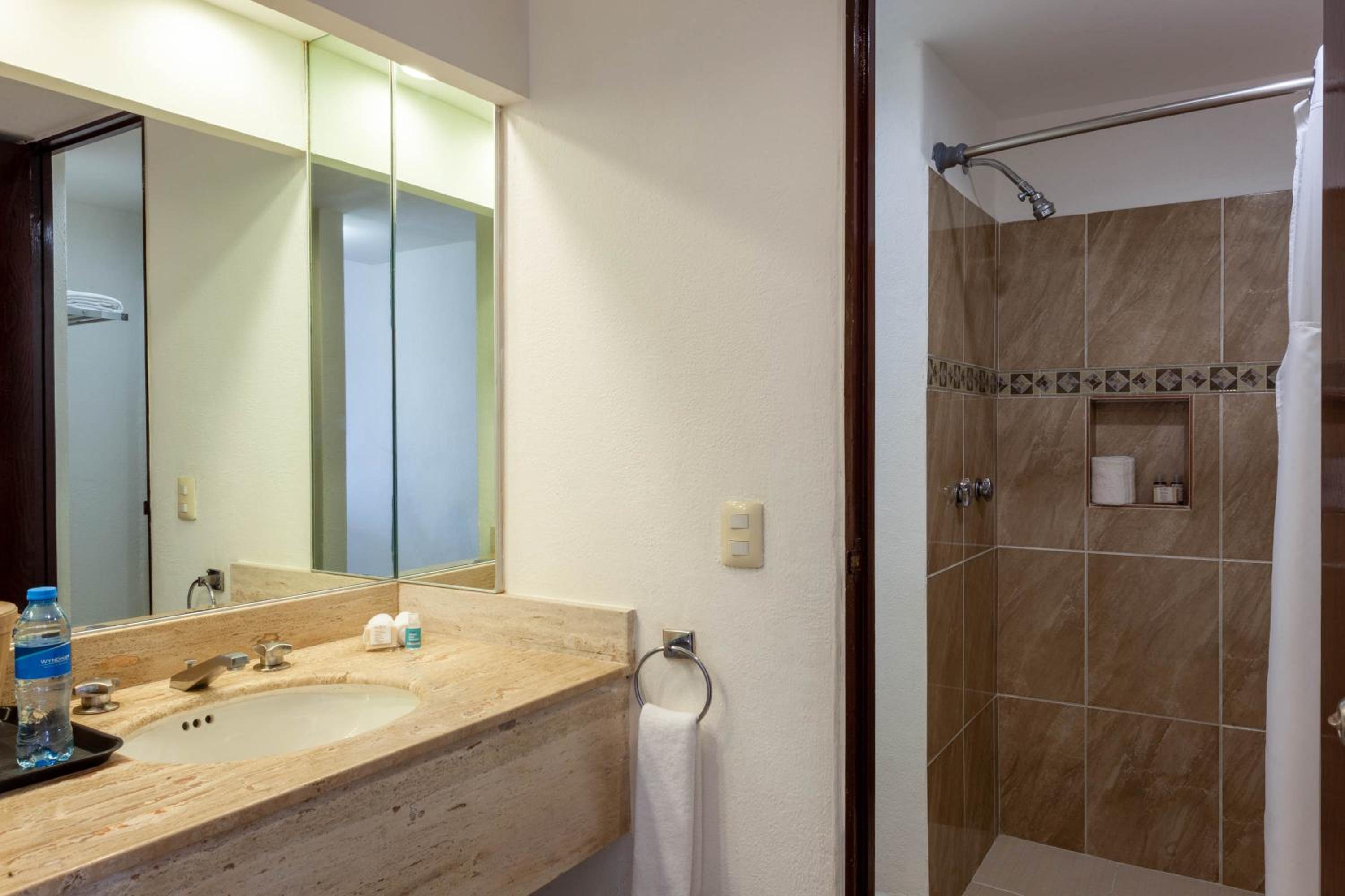 Standard King Room - Photo 4
