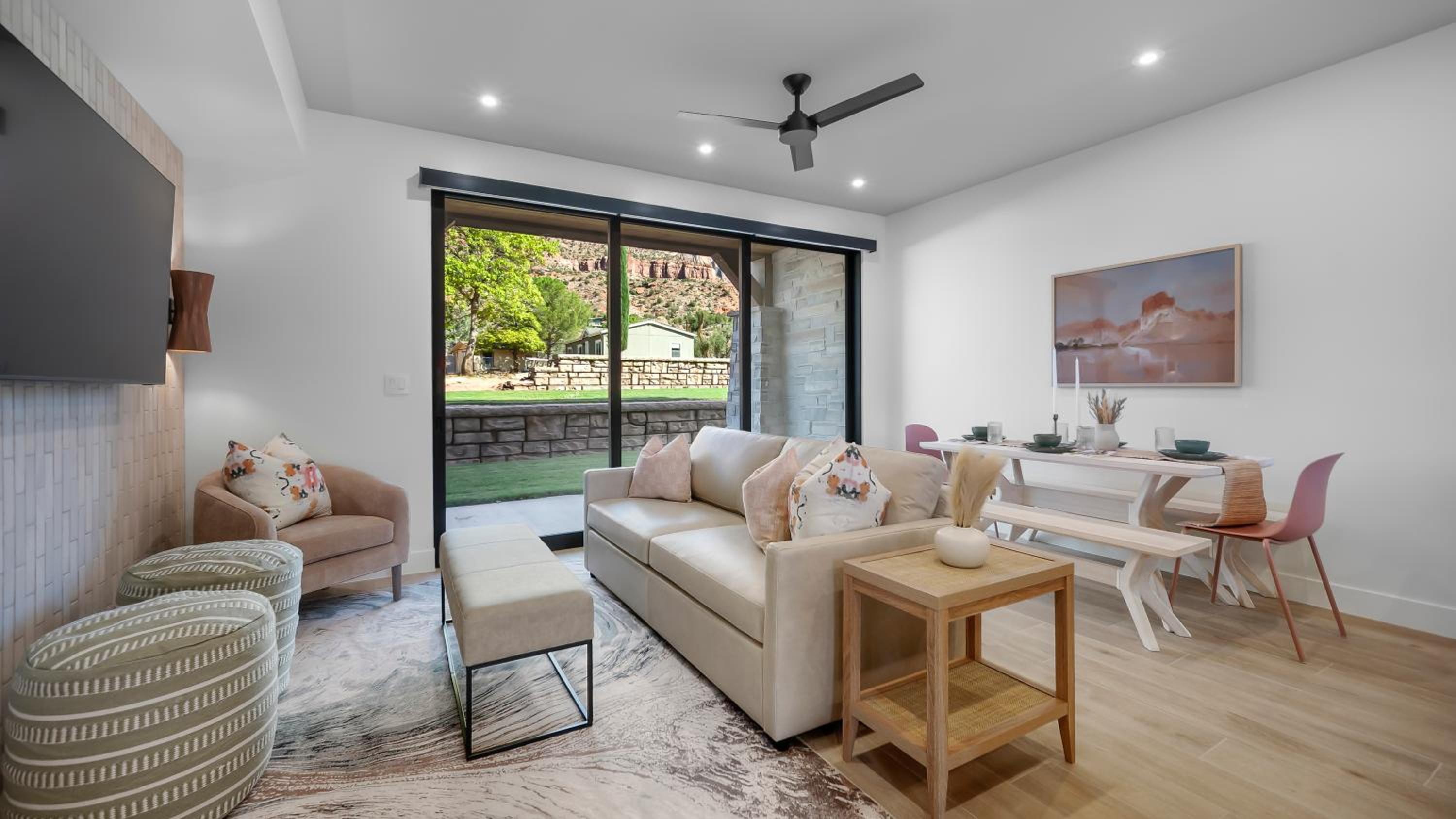 Luxury Villa 1 Bed 1 Bath / Patio  - Photo 1