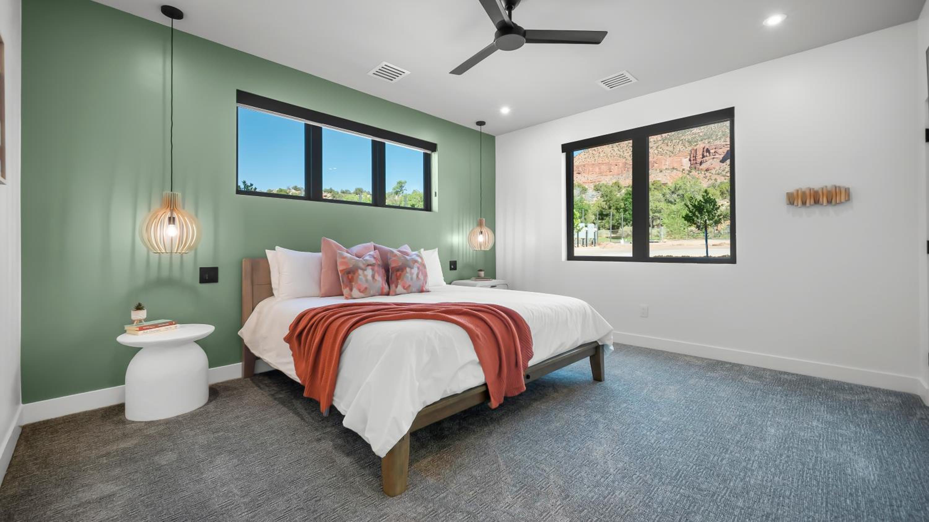 Luxury Villa 1 Bed 1 Bath / Patio  - Photo 2