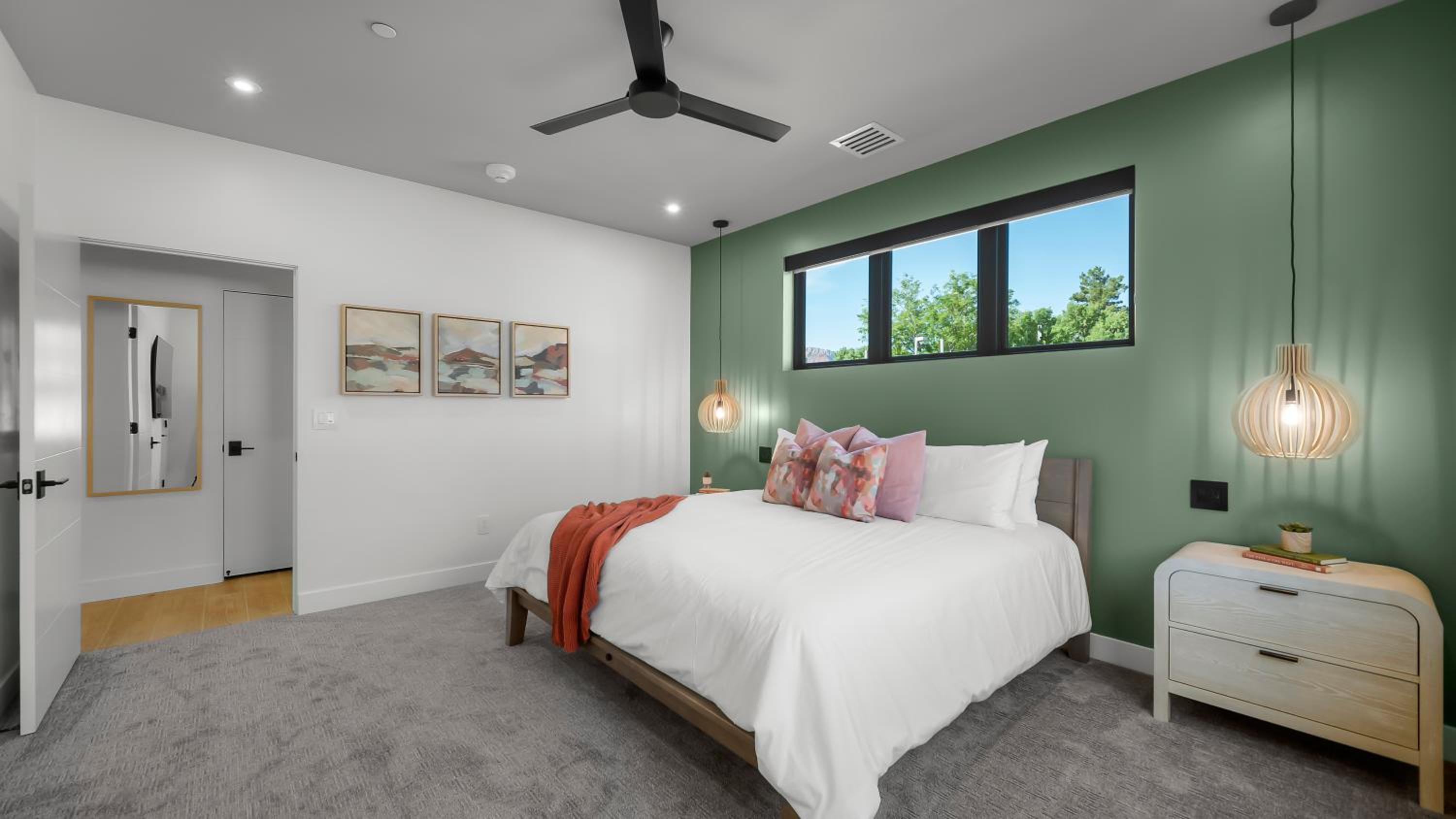 Luxury Villa 1 Bed 1 Bath / Patio  - Photo 4