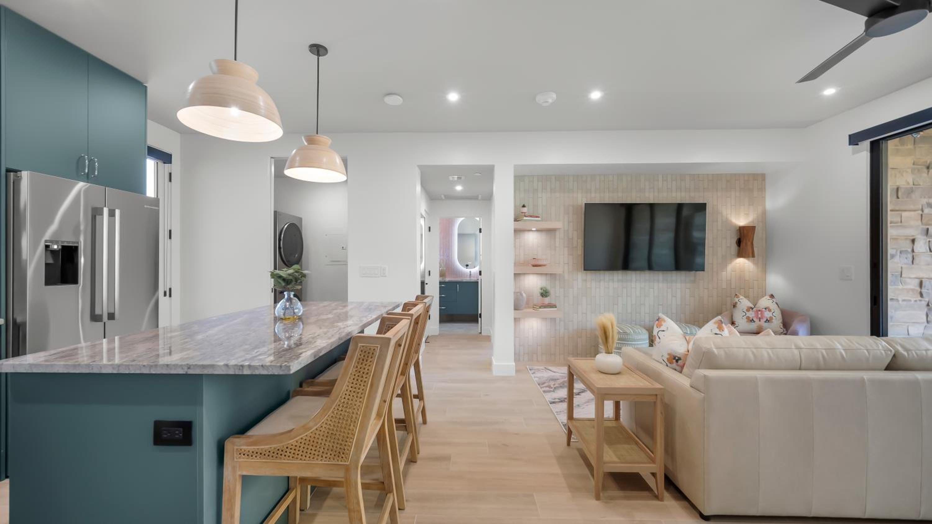 Luxury Villa 1 Bed 1 Bath / Patio  - Photo 6
