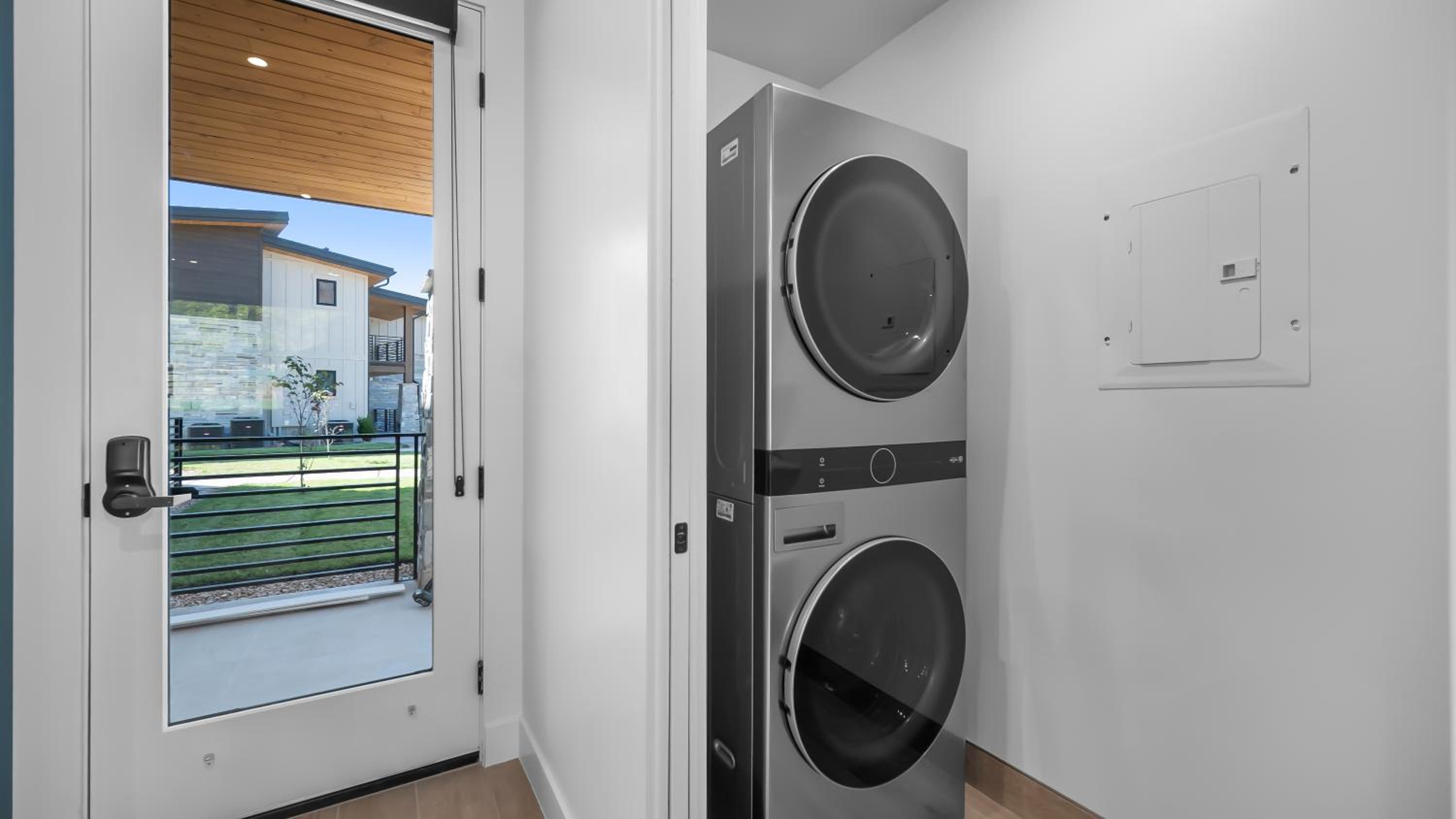 Luxury Villa 1 Bed 1 Bath / Patio  - Photo 7