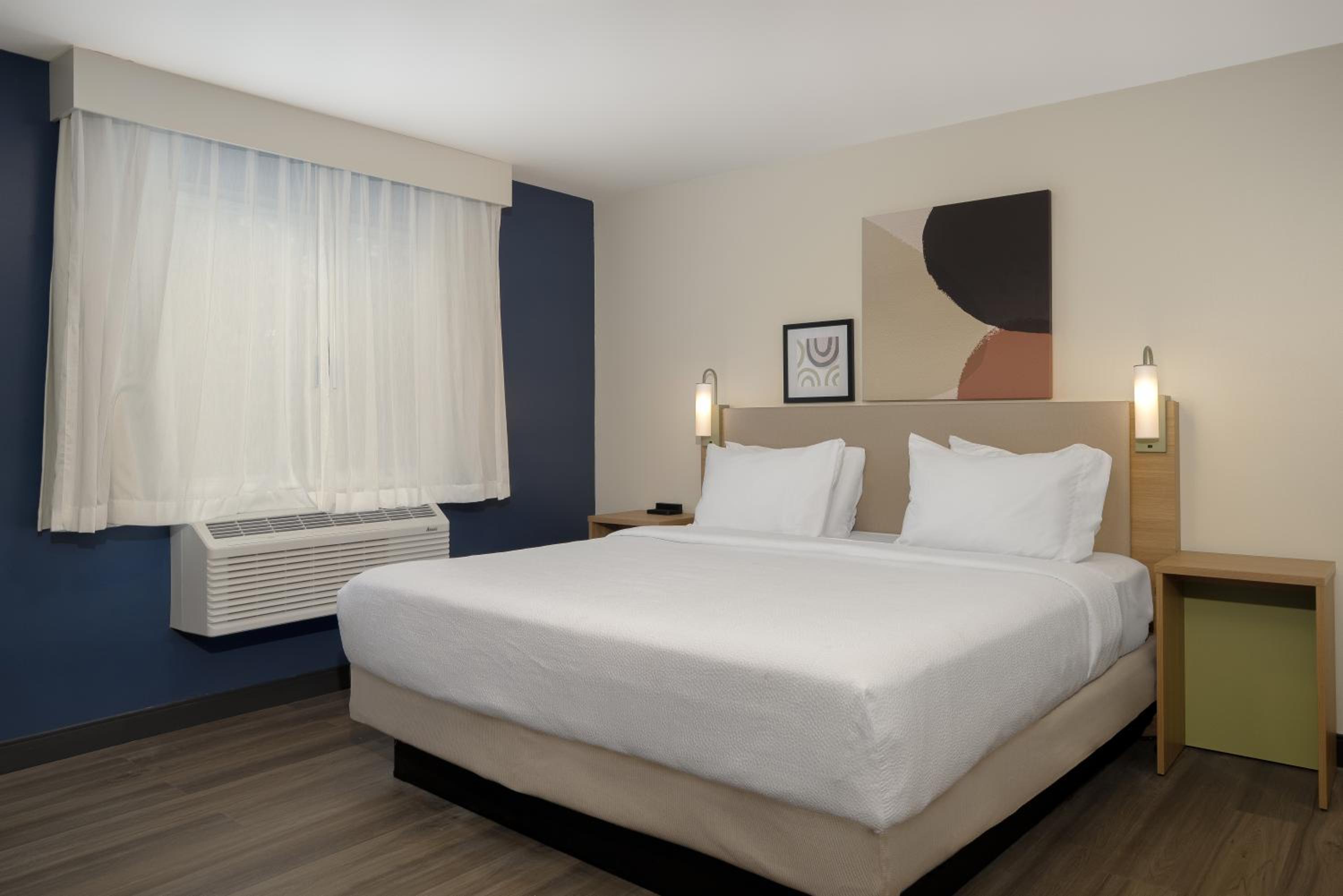 King Room with Roll-In Shower - Mobility Access - Photo 1
