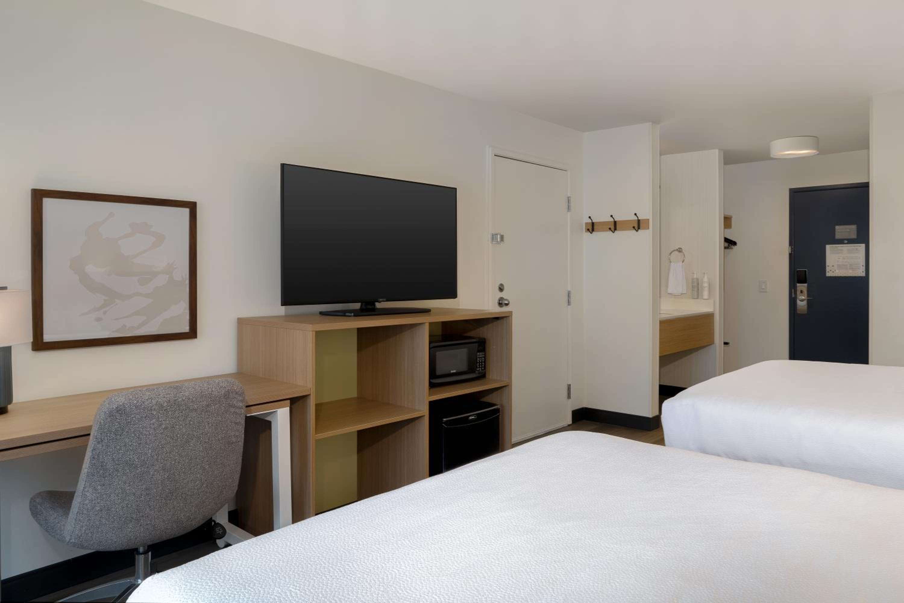 Queen Room with Two Queen Beds - Photo 3
