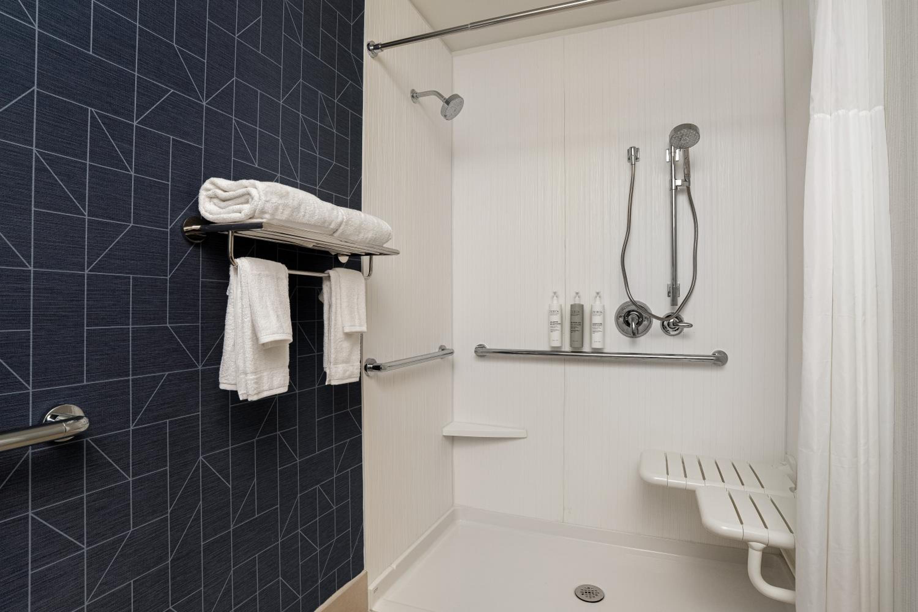 King Room with Roll-In Shower - Mobility Access - Photo 3