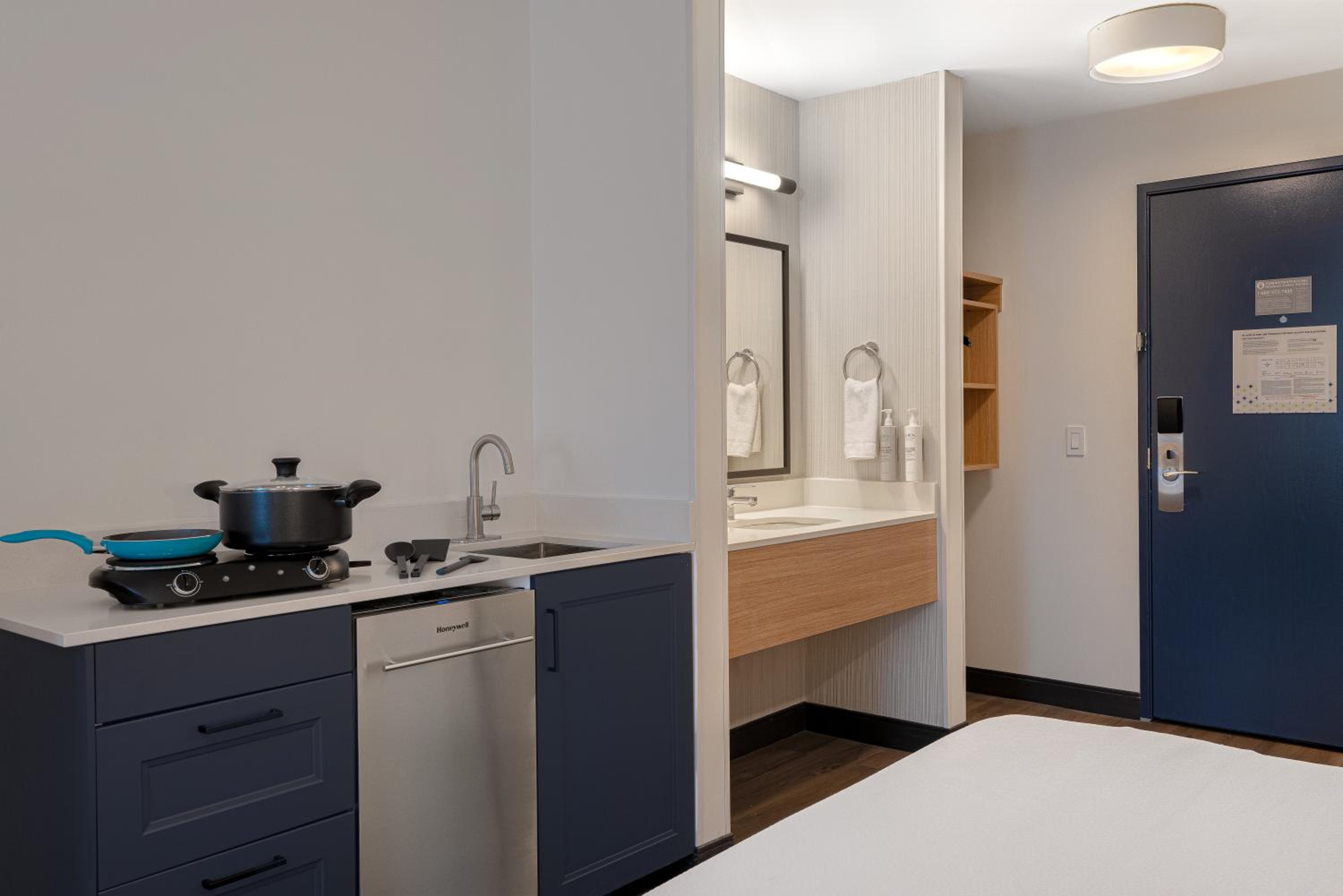Standard Queen Room with Two Queen Beds and Kitchenette - Photo 5