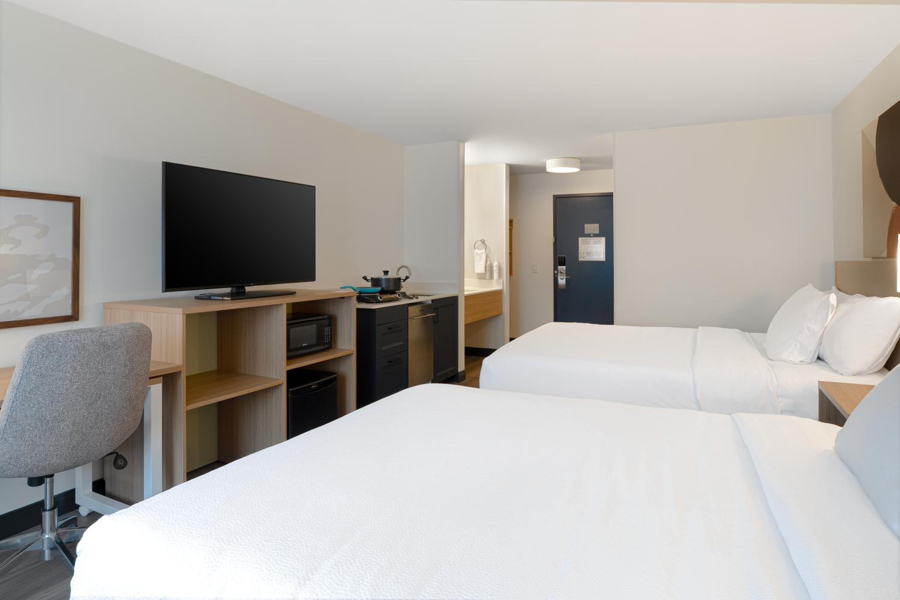 Standard Queen Room with Two Queen Beds and Kitchenette - Photo 6