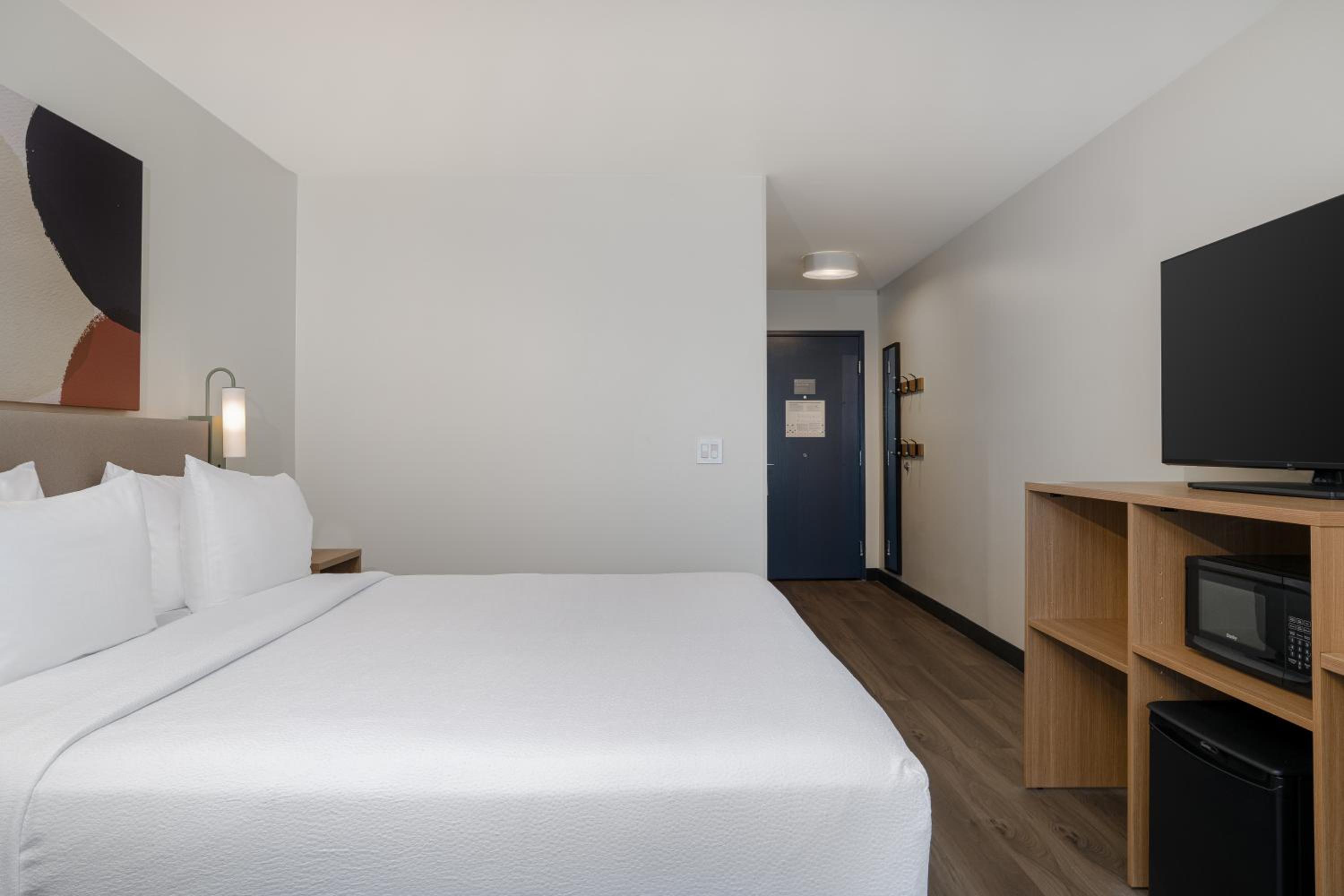 King Room with Roll-In Shower - Mobility Access - Photo 4