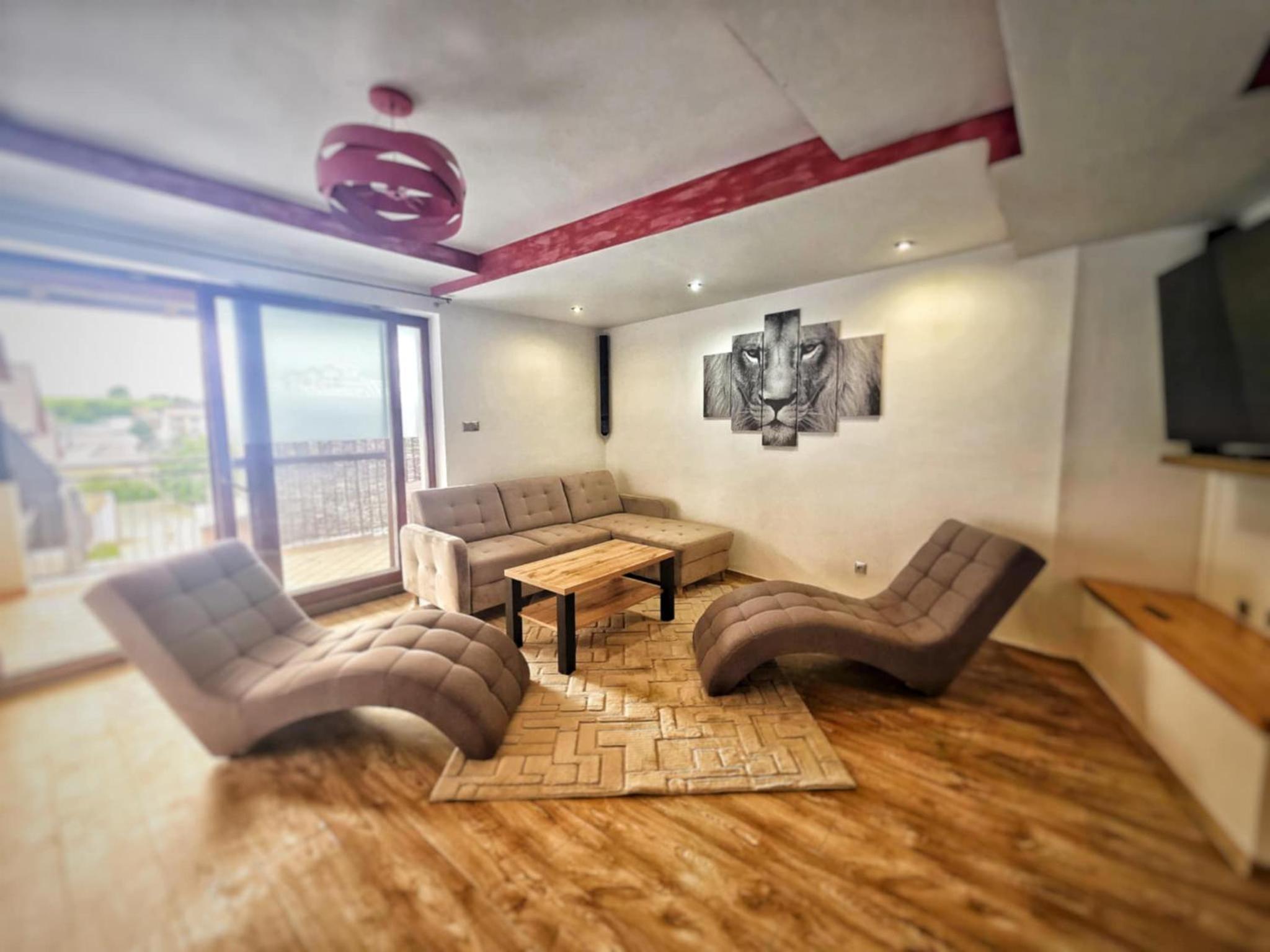 Three-Bedroom Deluxe Apartment - Photo 14