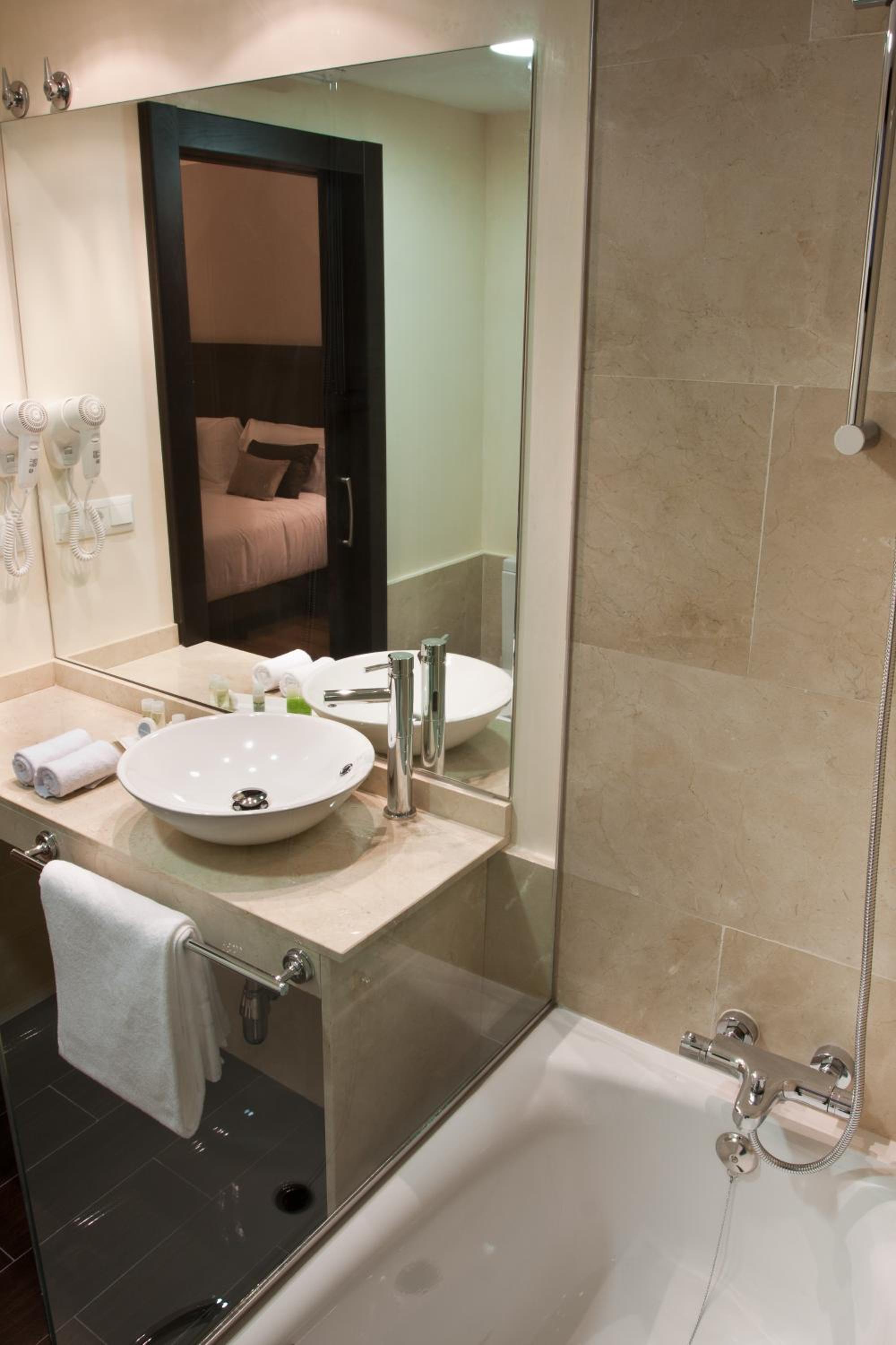 Double or Twin Room - Photo 5