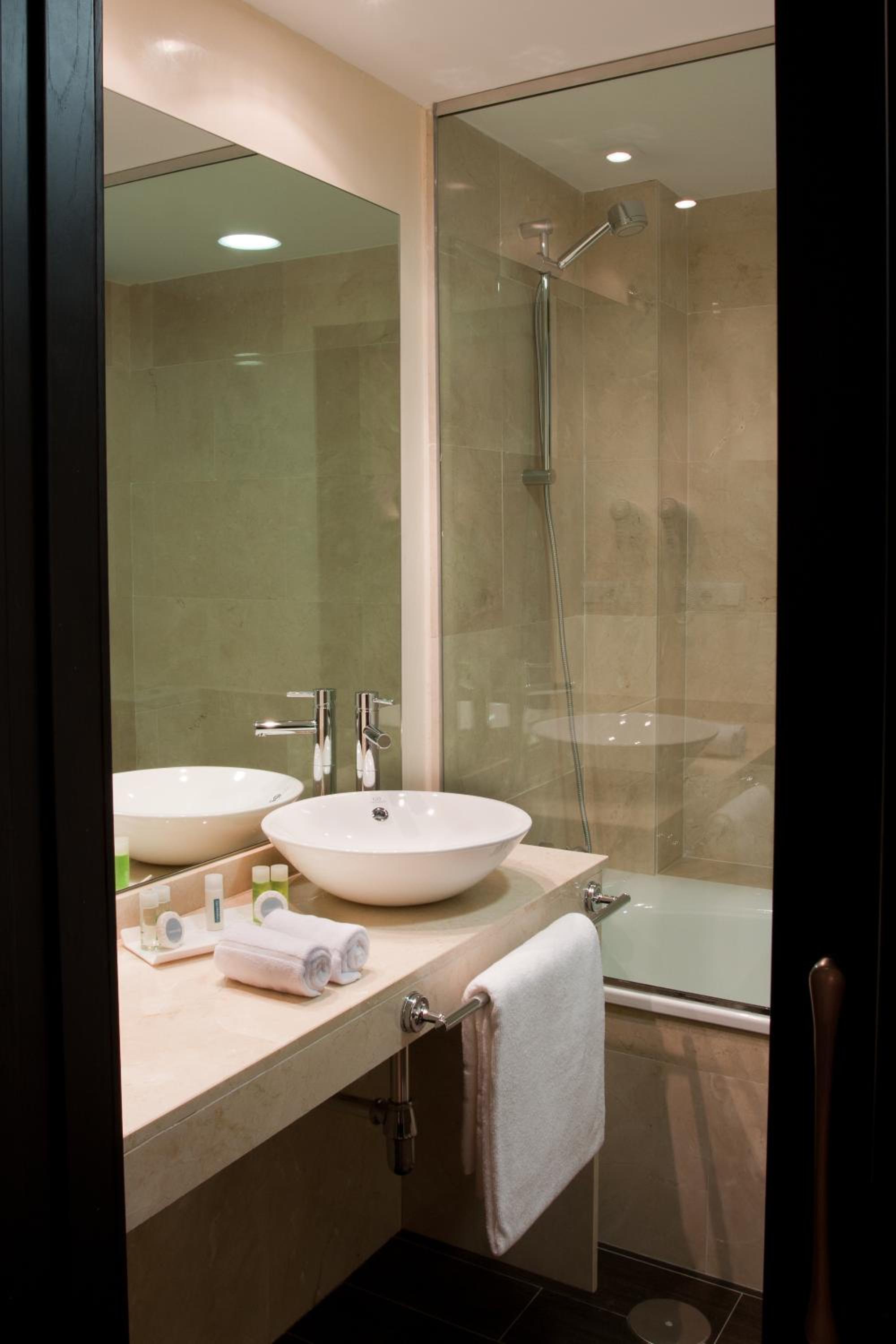 Double or Twin Room - Photo 6