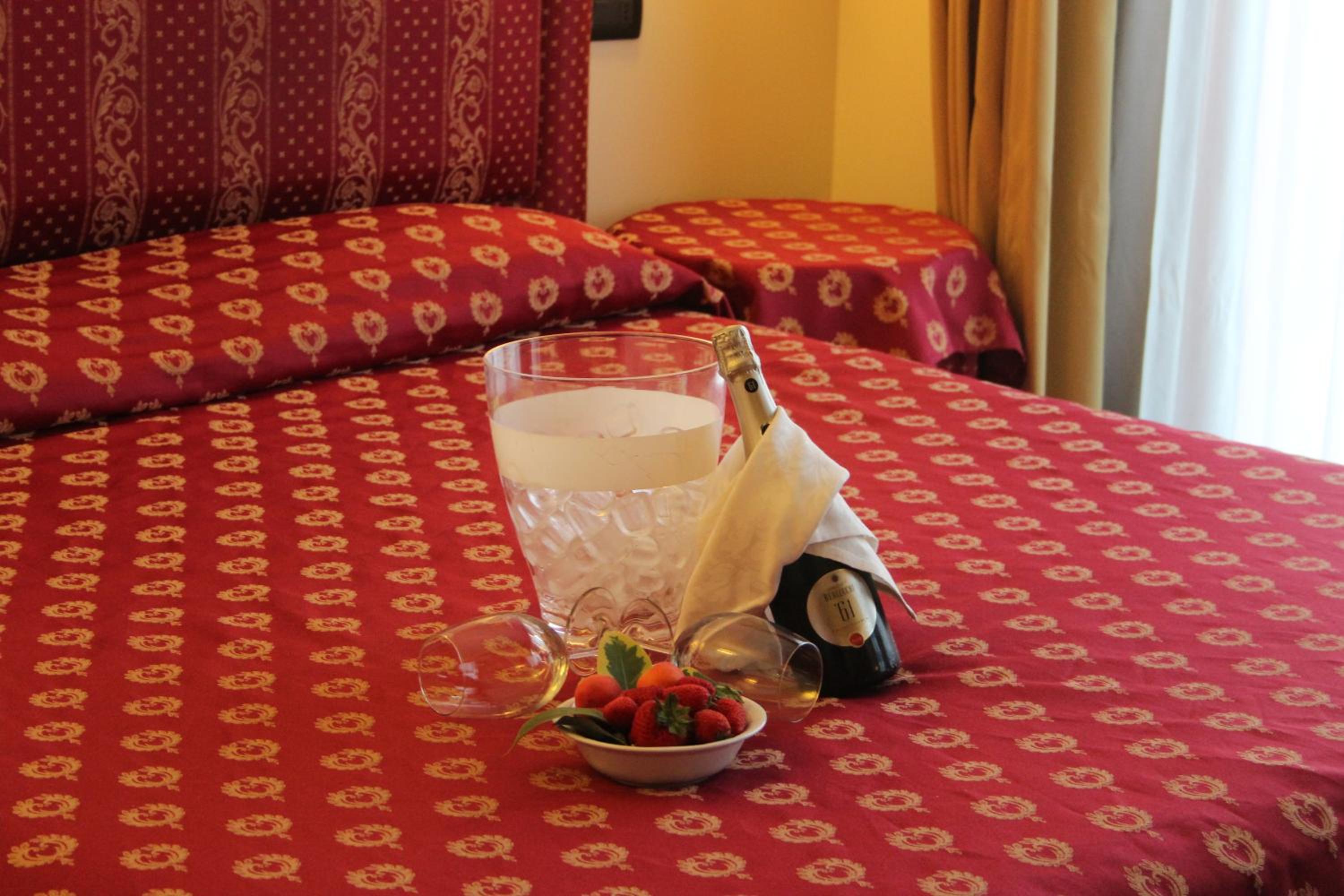 Double Room with Balcony - Photo 4