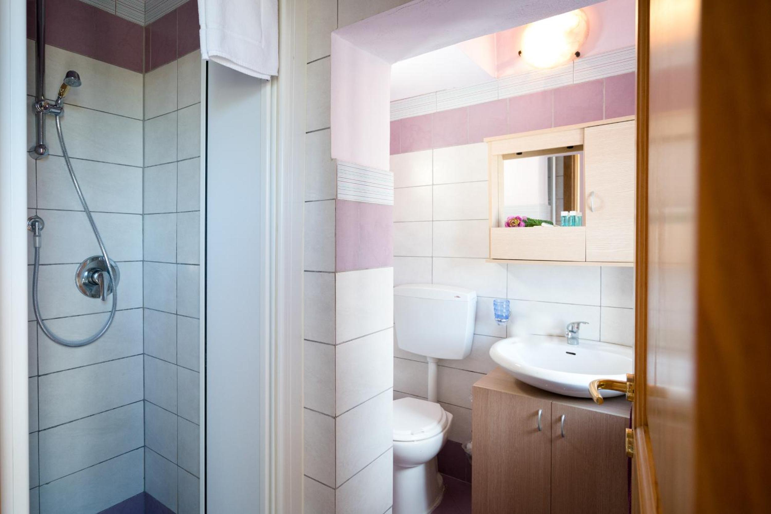 Double Room with Balcony - Photo 6