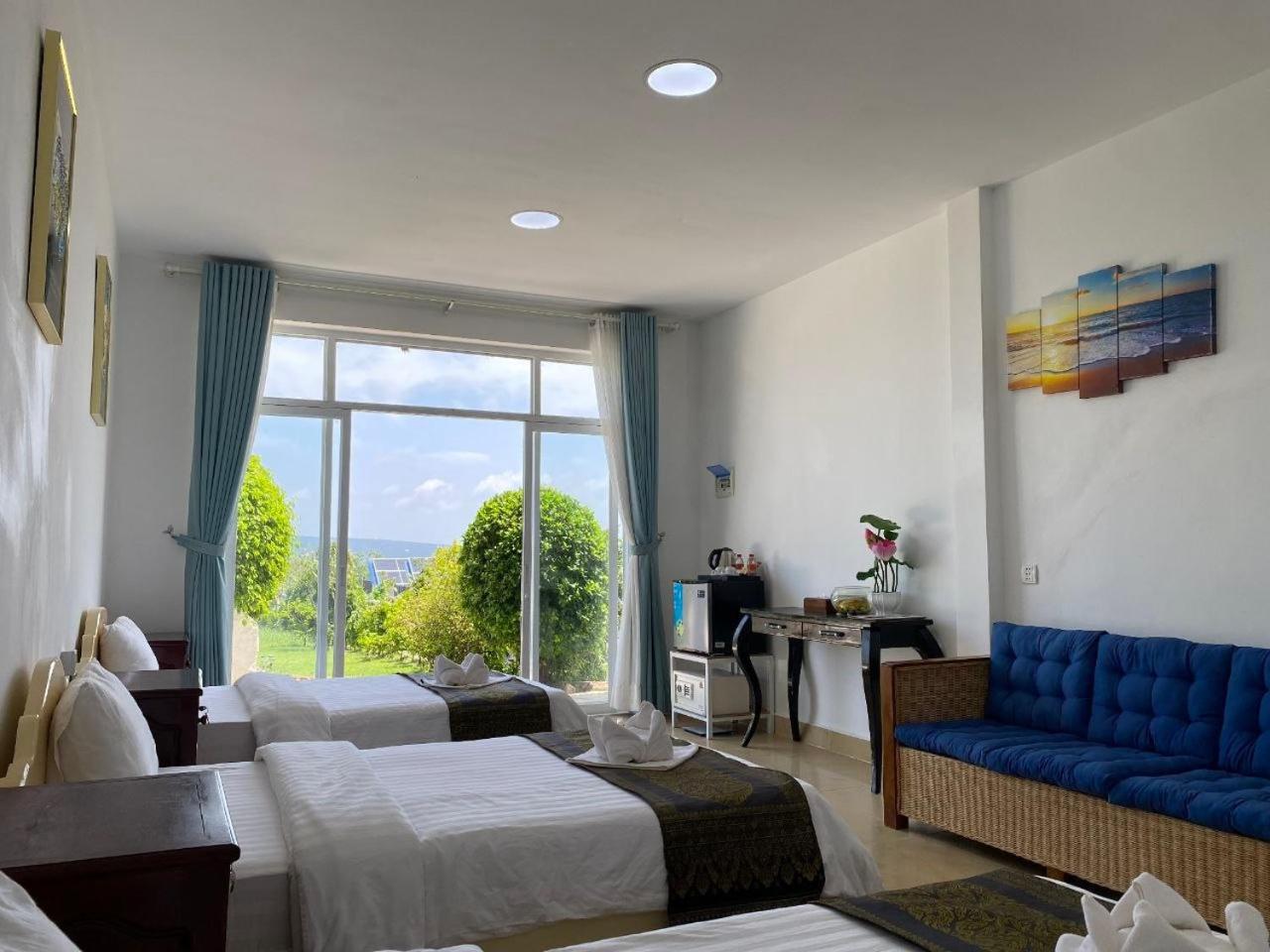 Deluxe Triple Room with Sea View photo 3