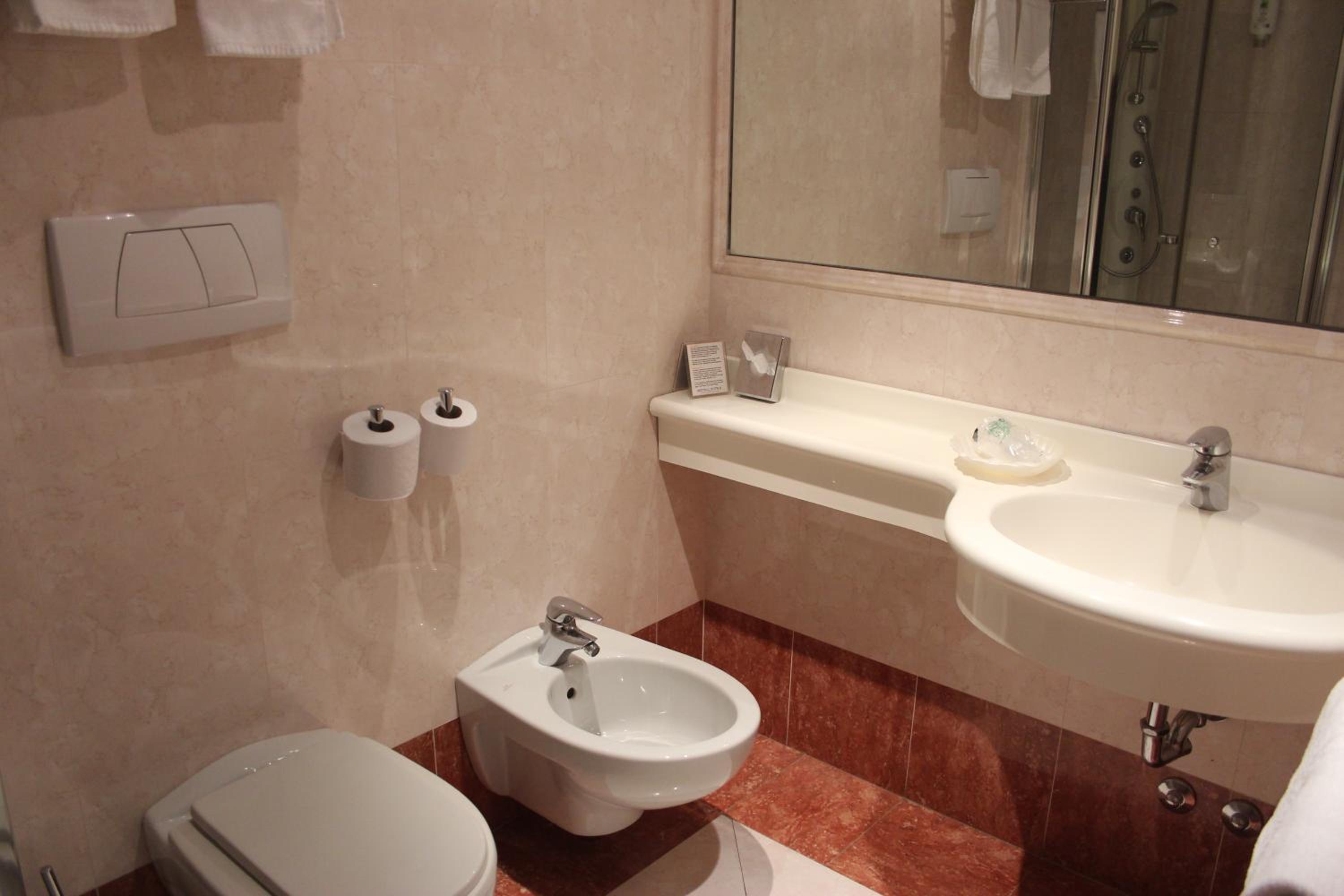 Double Room with Balcony - Photo 3