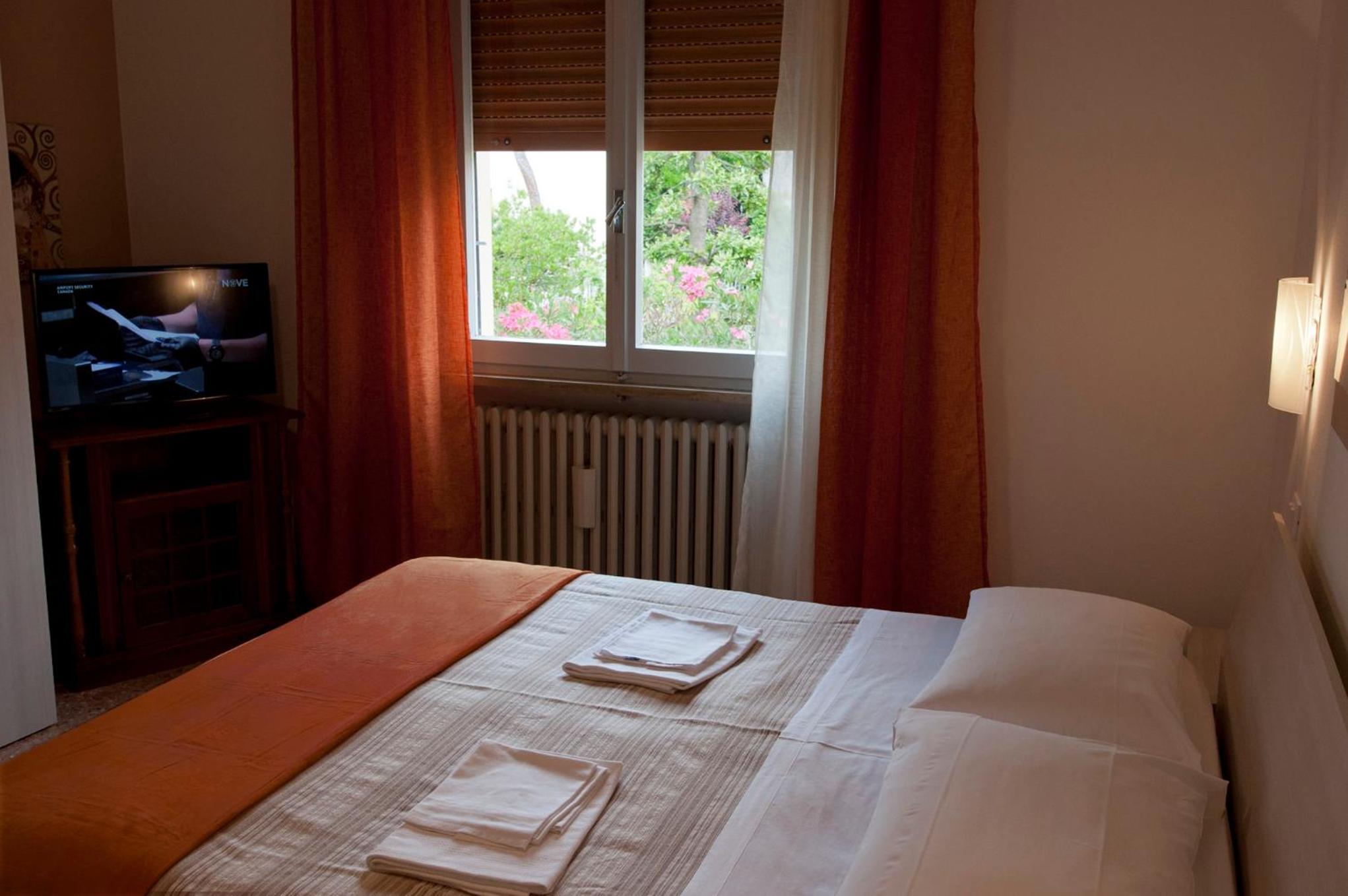 Double or Twin Room with Shared Bathroom photo 2