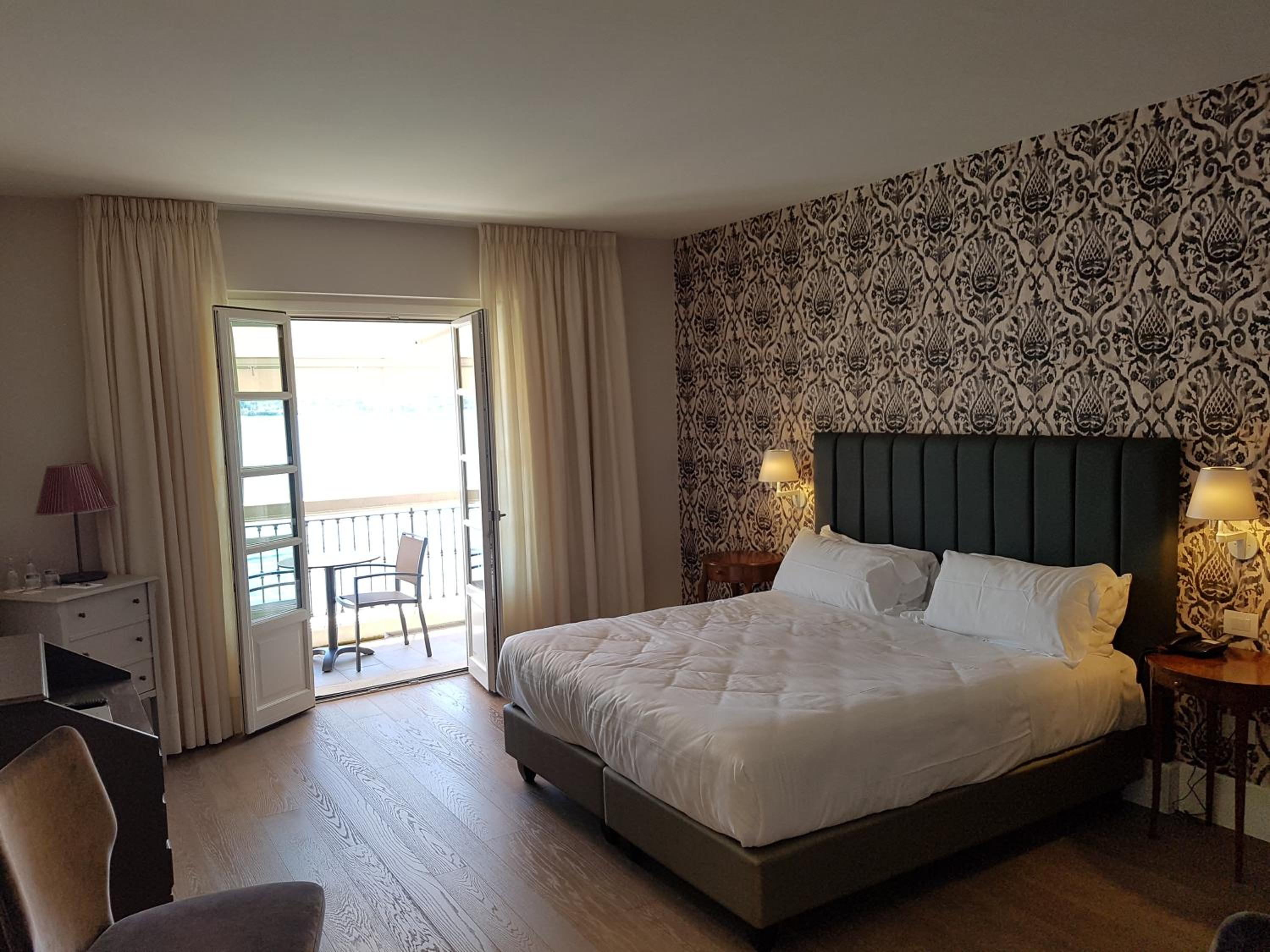 Junior Suite with Lake View