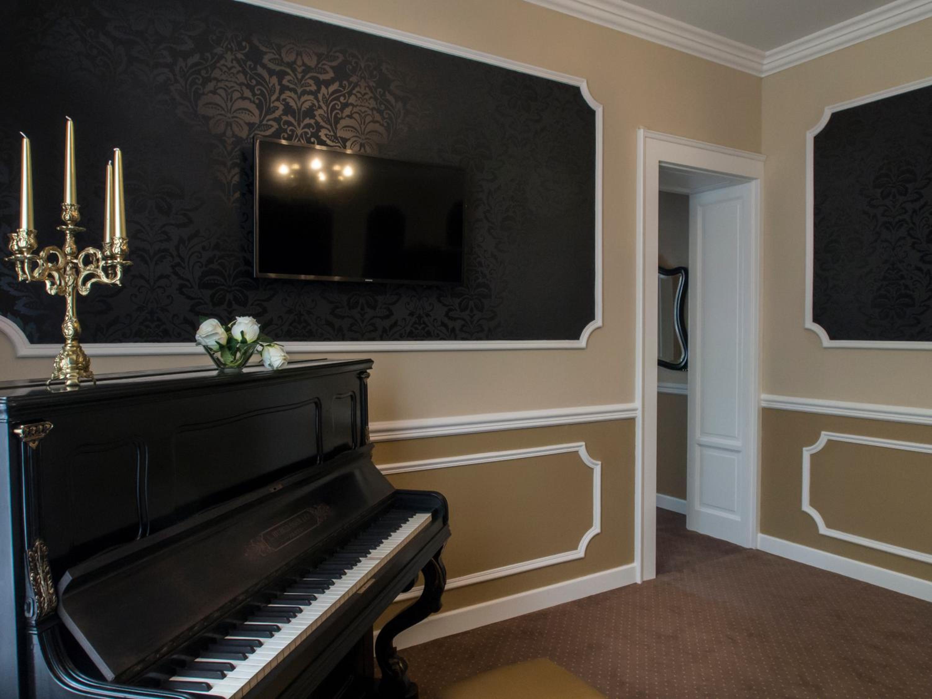 Superior Suite - Photo 8