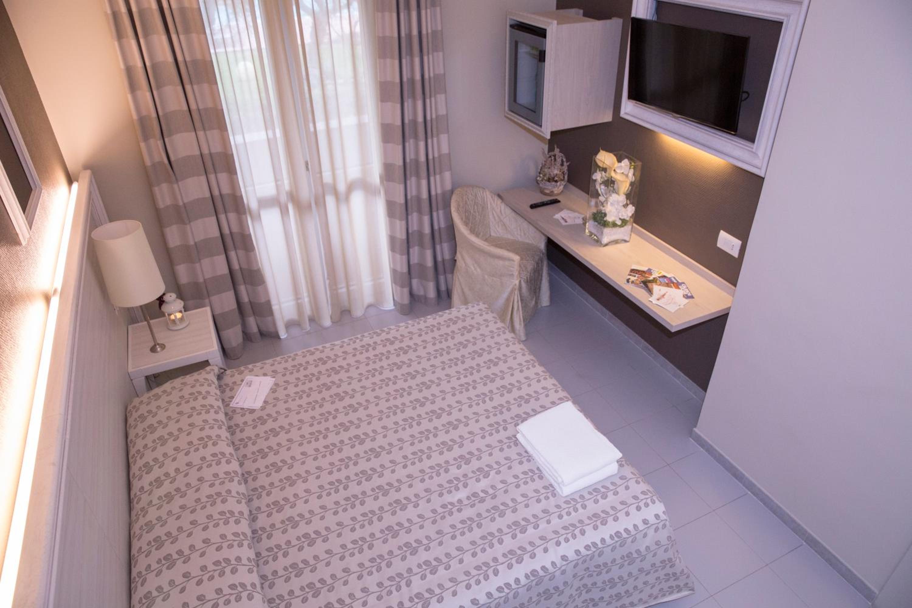 Double or Twin Room - Photo 5