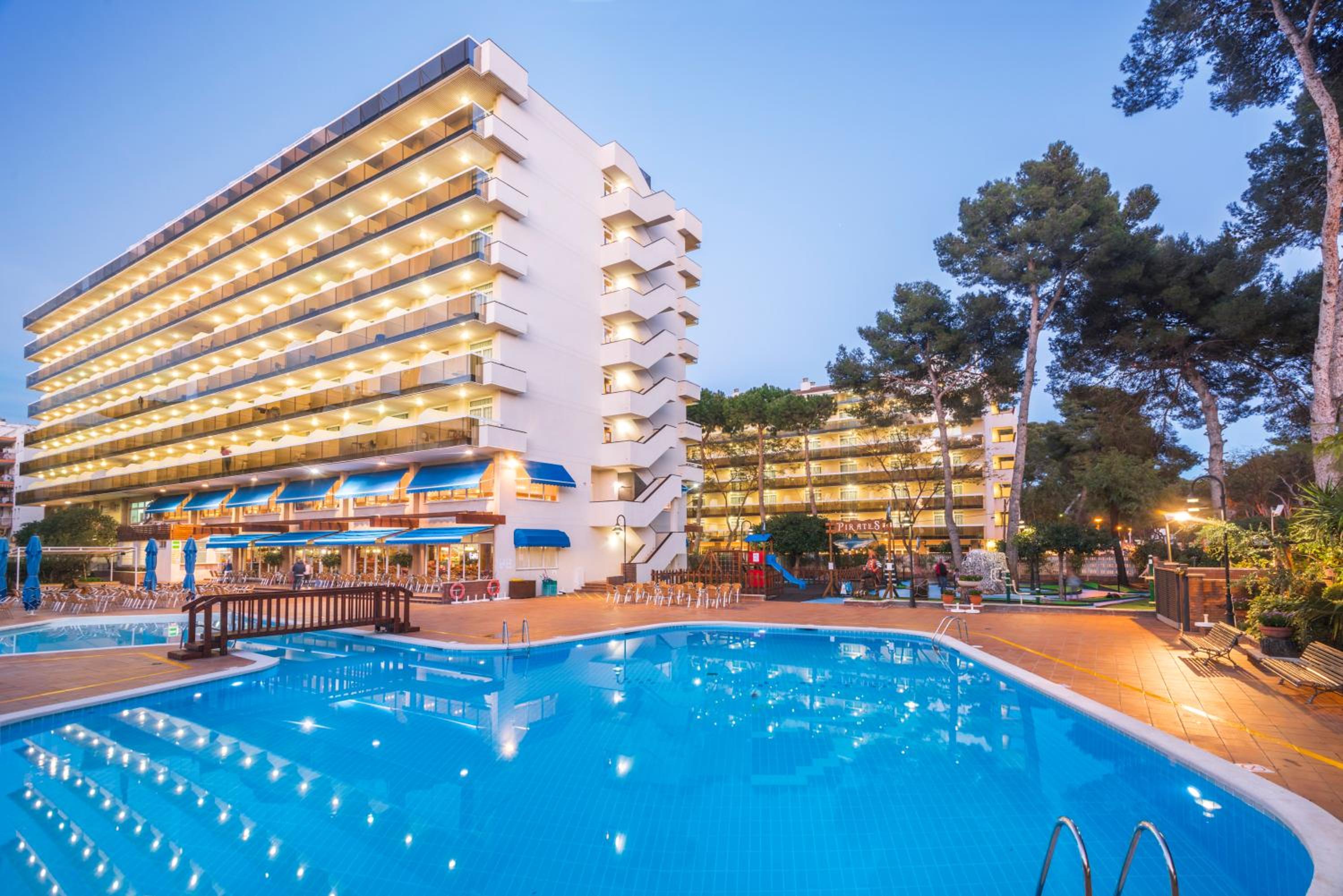 Standard with lateral pool view 4* (3 adults + 1 child) photo 2