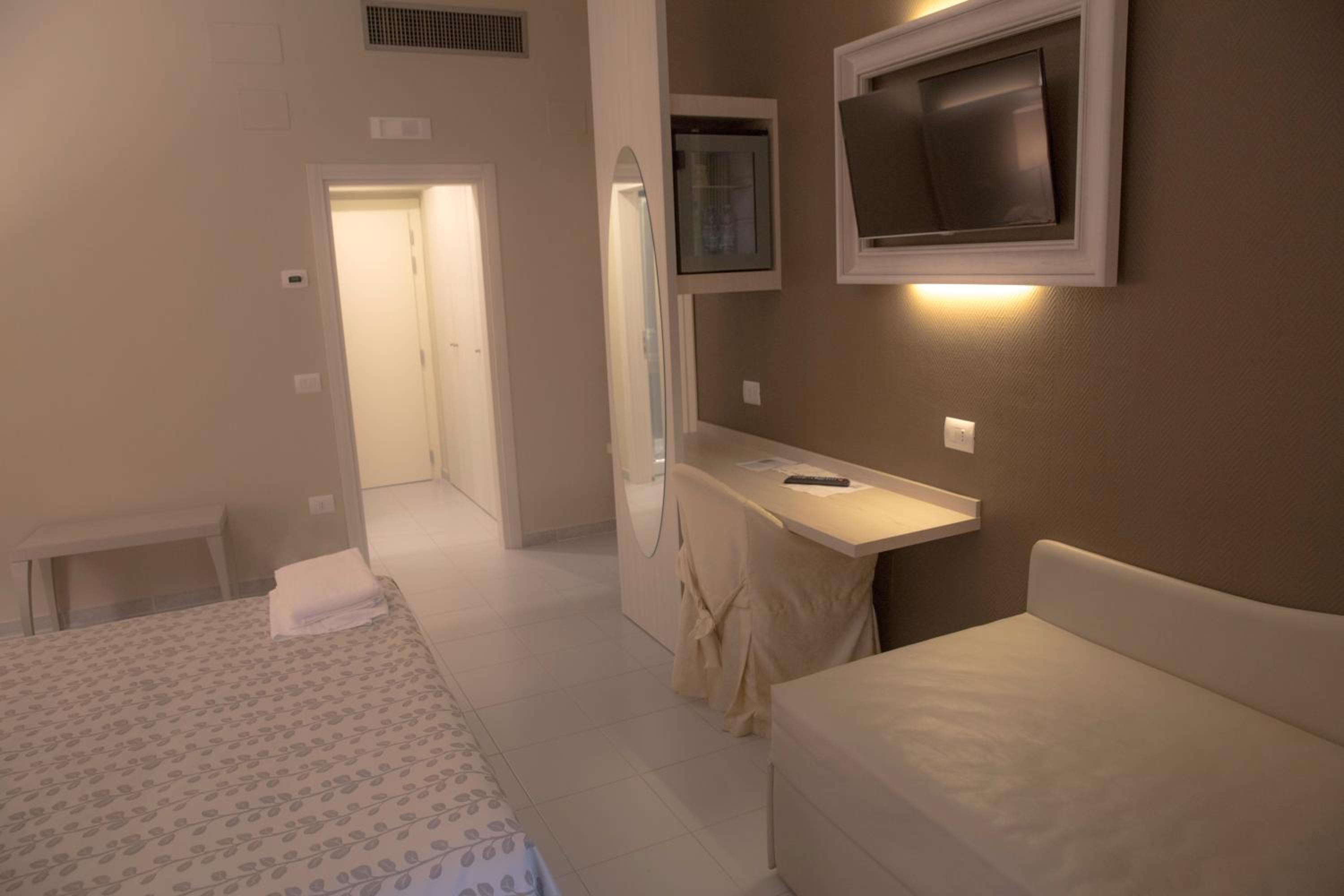 Double or Twin Room - Photo 6