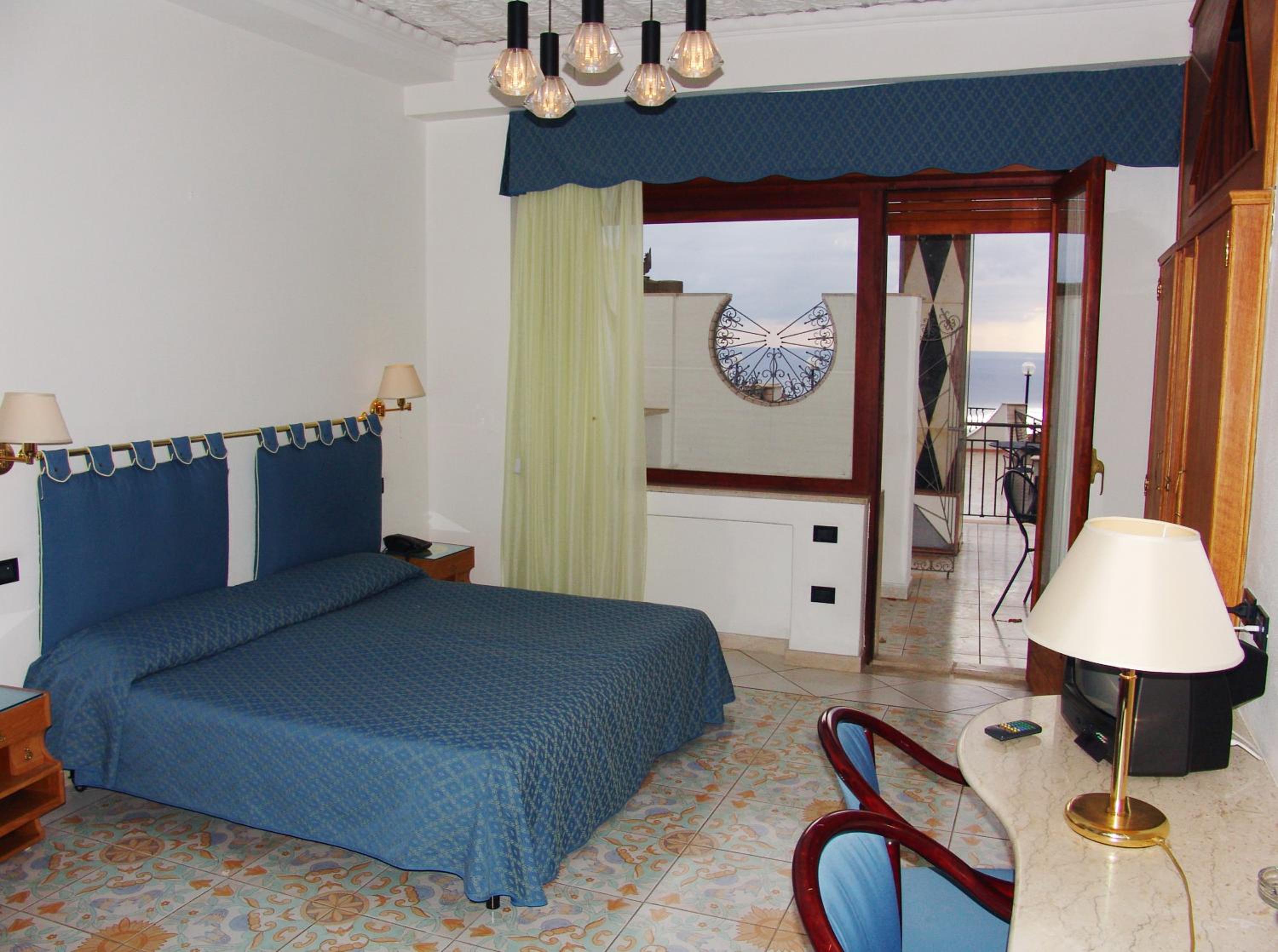 Double or Twin Room with Balcony and Sea View photo 3