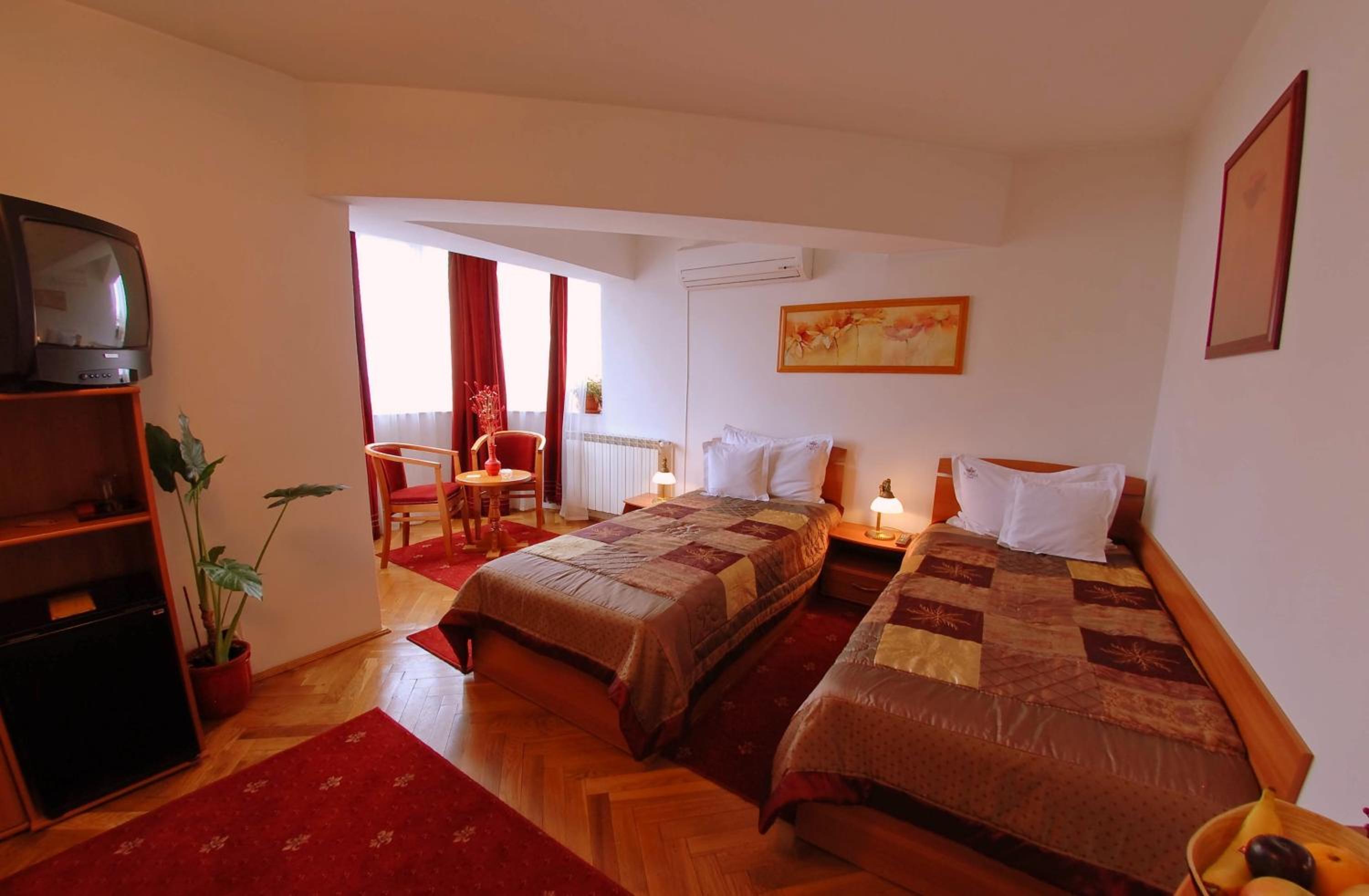 Standard Twin Room - Photo 3