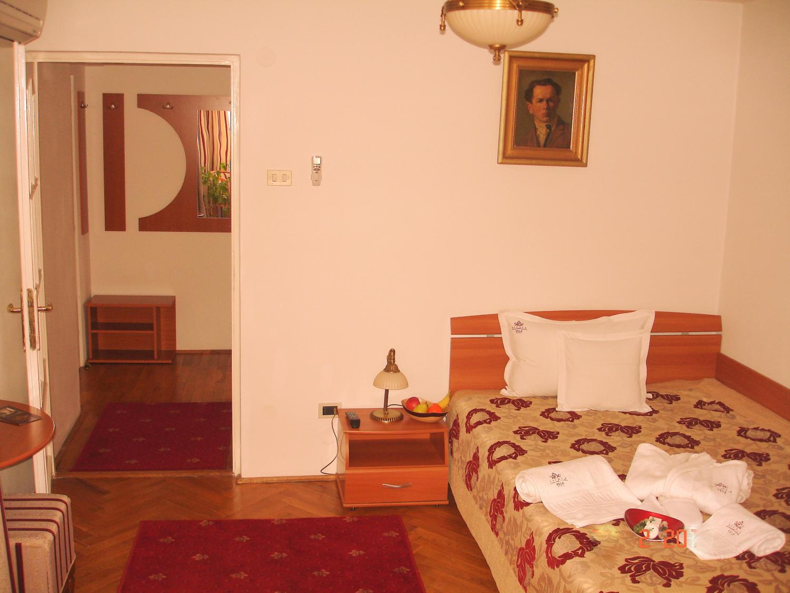 Standard Double Room - Photo 11