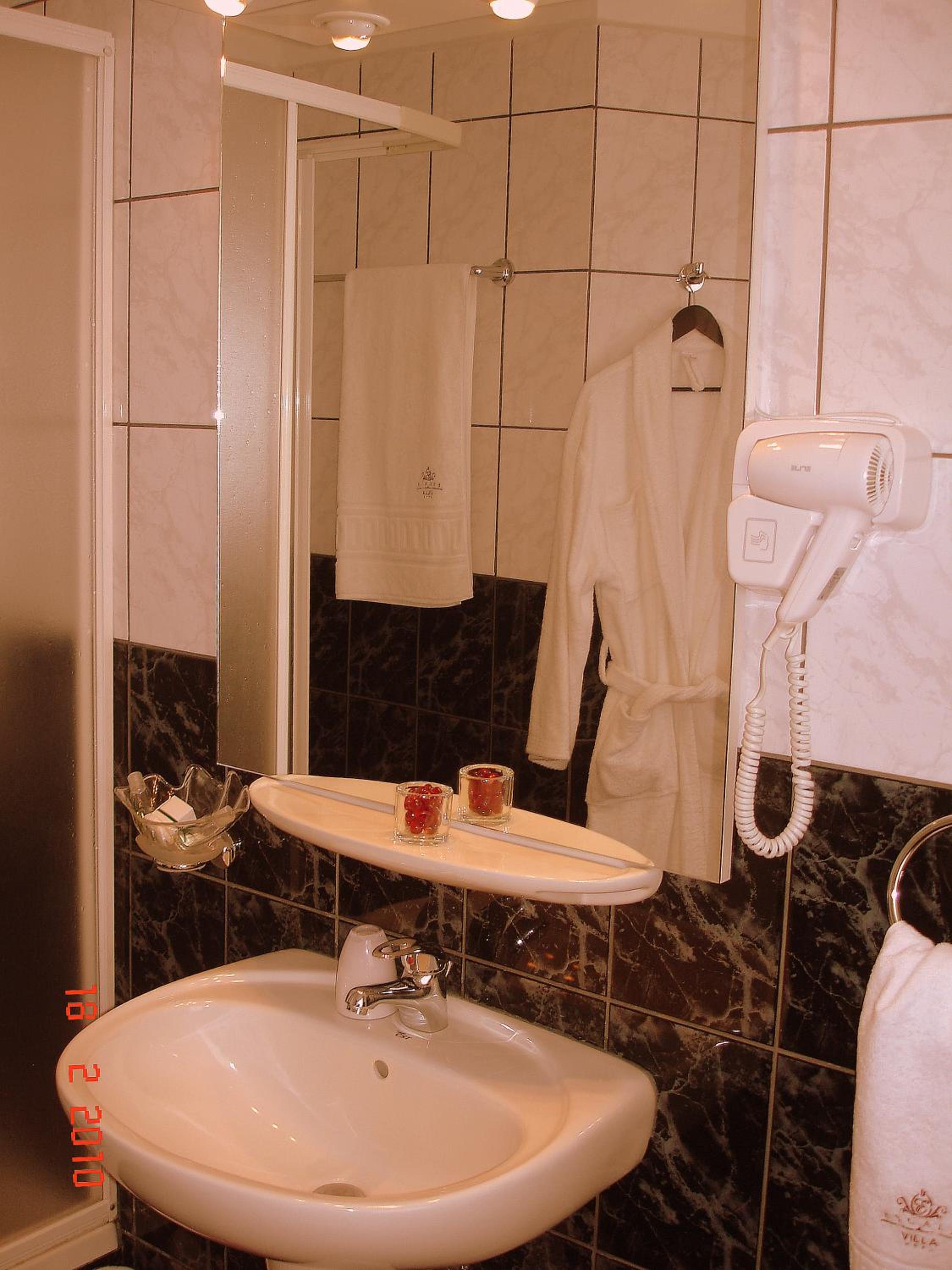 Standard Twin Room - Photo 7